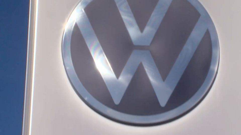 VW rechtfertigt Sparkurs - Kanzler besorgt über Stellenkürzungen