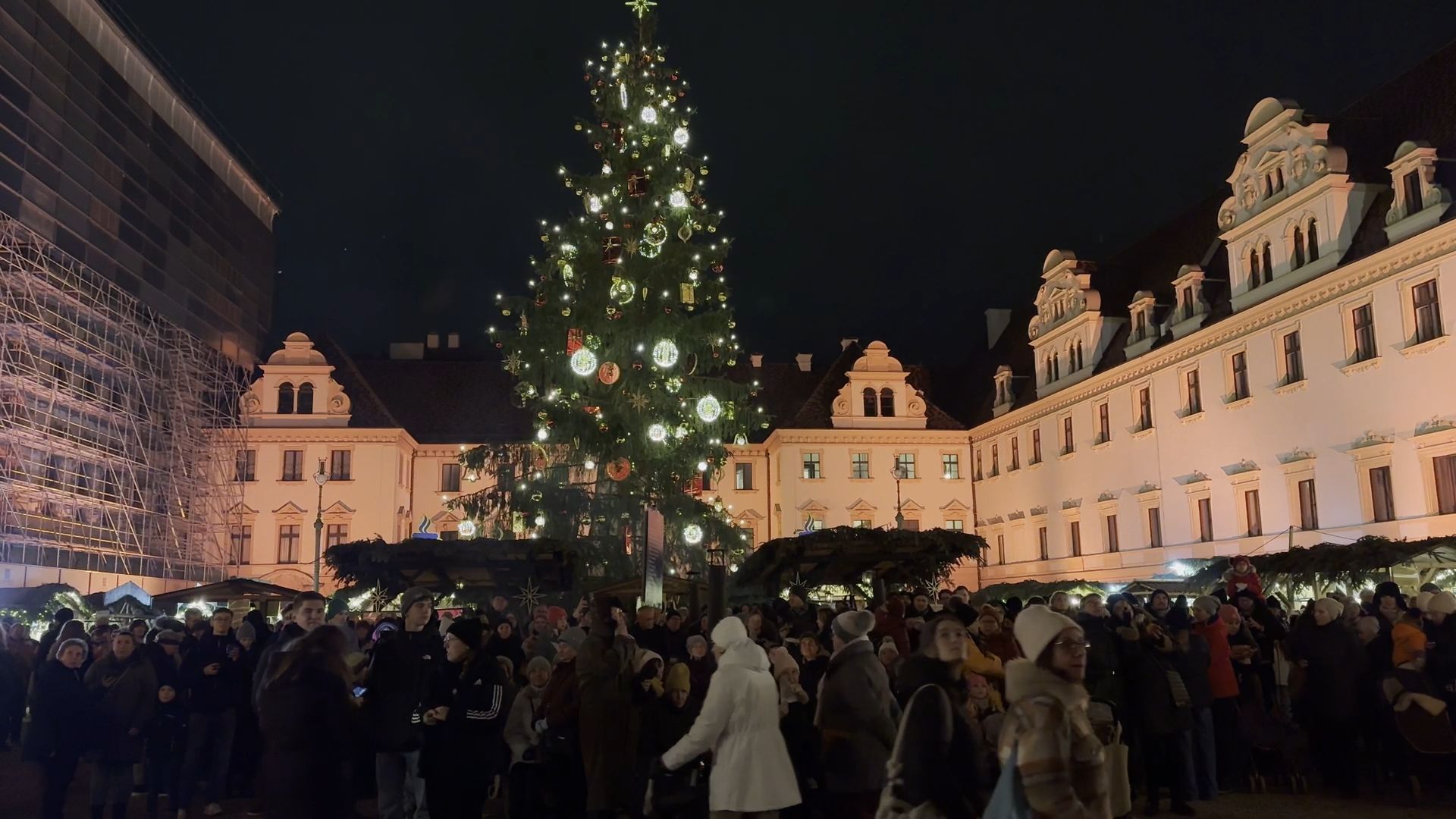 Weihnachtsmarkt auf Schloss Thurn und Taxis eröffnet
