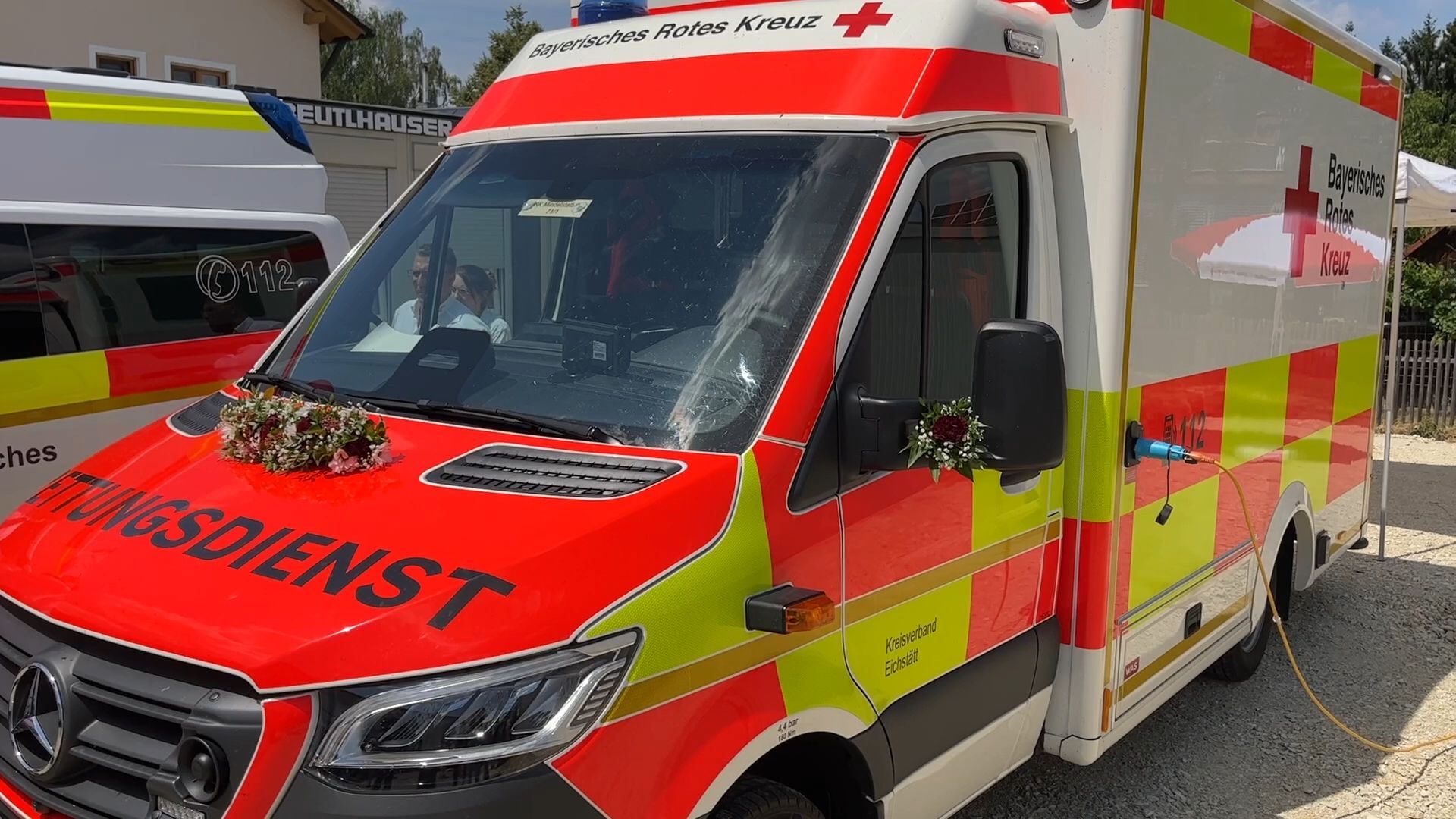 Video: Neuer Rettungswagen-Stellplatz in Mindelstetten