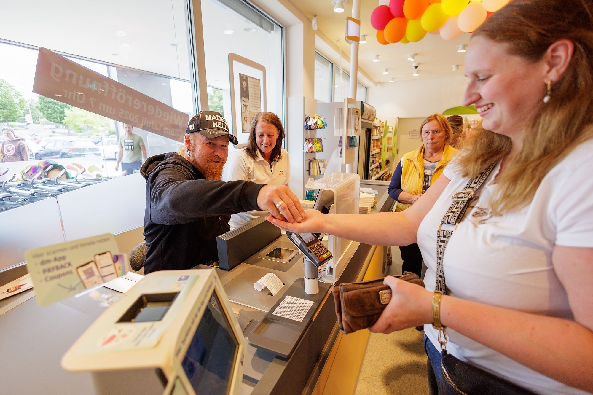 Lucki Maurer collects for the Children's Cancer Aid Cham at dm