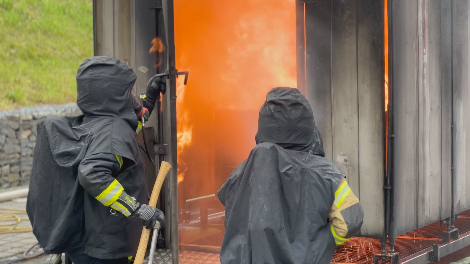 Video: Atemschutzträger üben in Viechtach unter realen Bedingungen