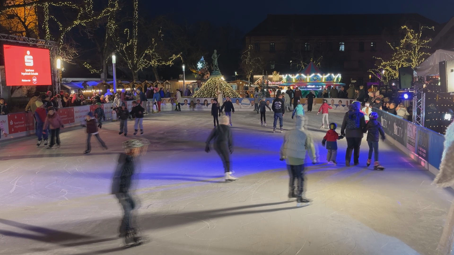 Video: Eröffnung der Eisarena am Paradeplatz