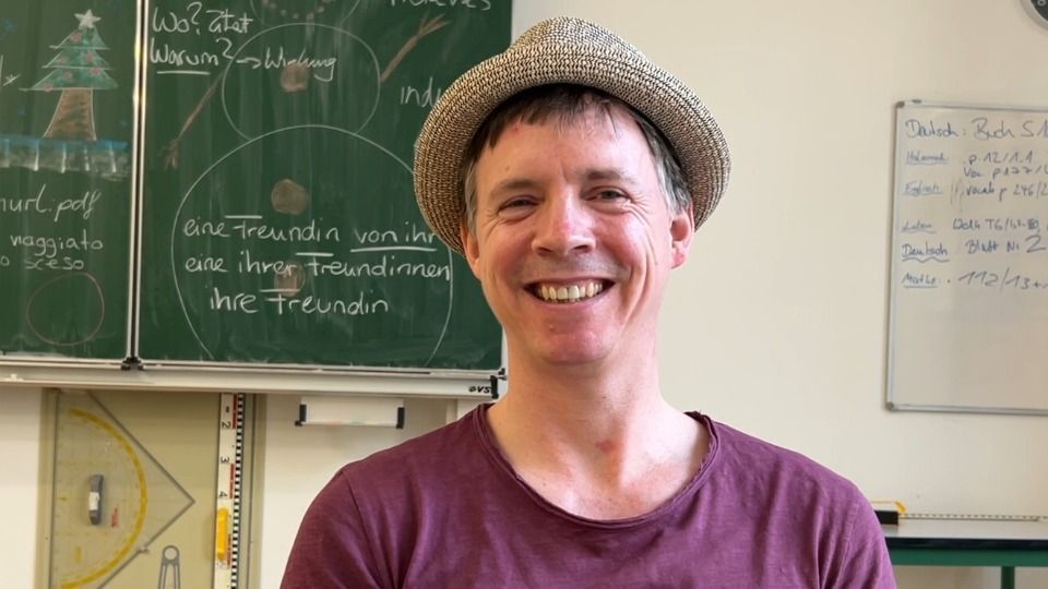 Video: Latein-Kabarettist Björn Puscha bei den Lateinschülern
