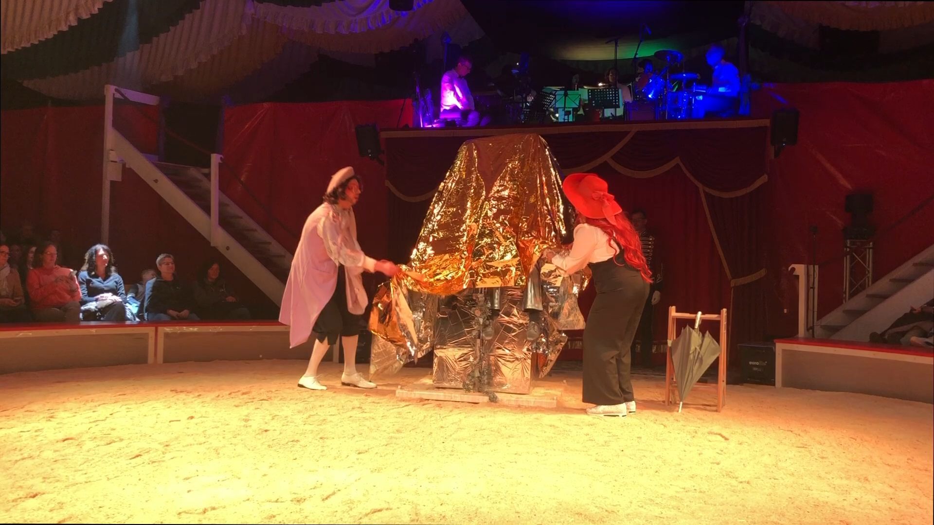 Video: „Schwerelos durchs Gaudiversum“ mit Zirkus Tonelli