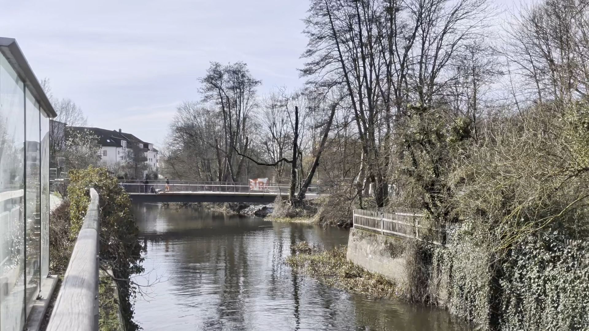 Video: Neuer Zugang zum Stadtpark: Fußgängerbrücke in Schwandorf wurde eingehoben