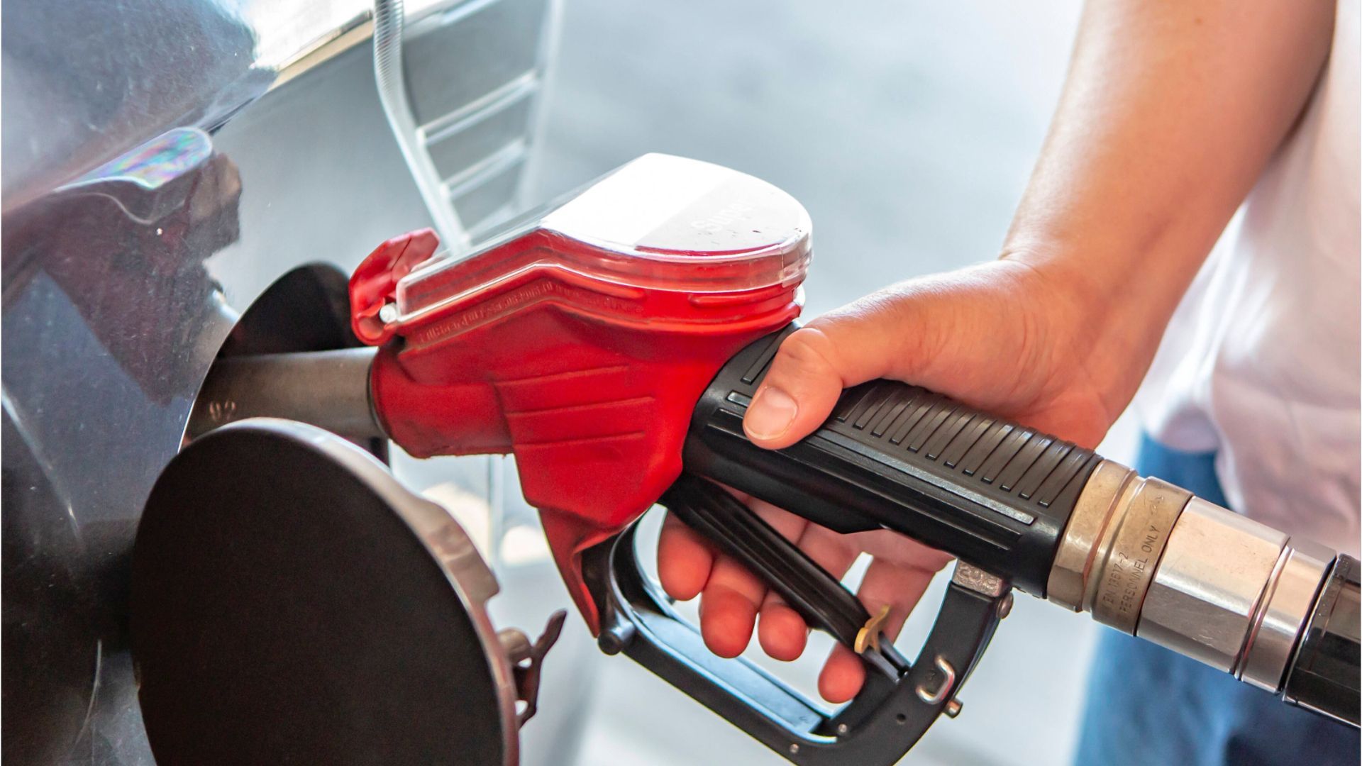 Video: Tankstellen dürfen Spritpreis nur einmal am Tag ändern