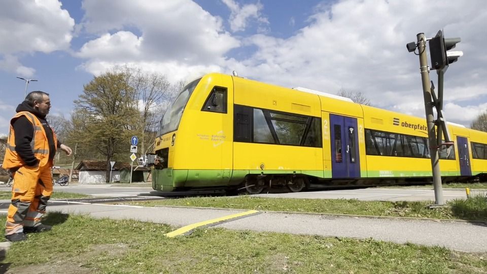 Video: Bahnübergang in Blaibach: Seit Blitzschlag per Hand gesichert
