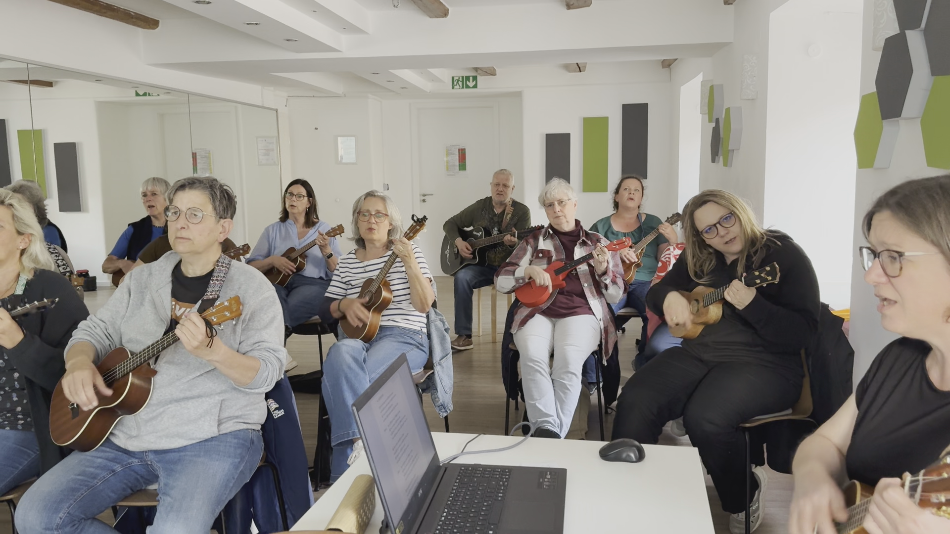 Video: Musik für alle - Ukulele-Treff lädt zum Mitmachen ein