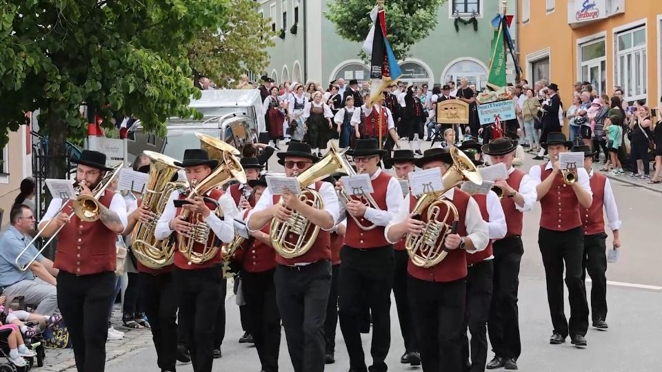 Video: 1800 Mitwirkende und über 100 Gruppen bei großem Umzug zum Nordgautag