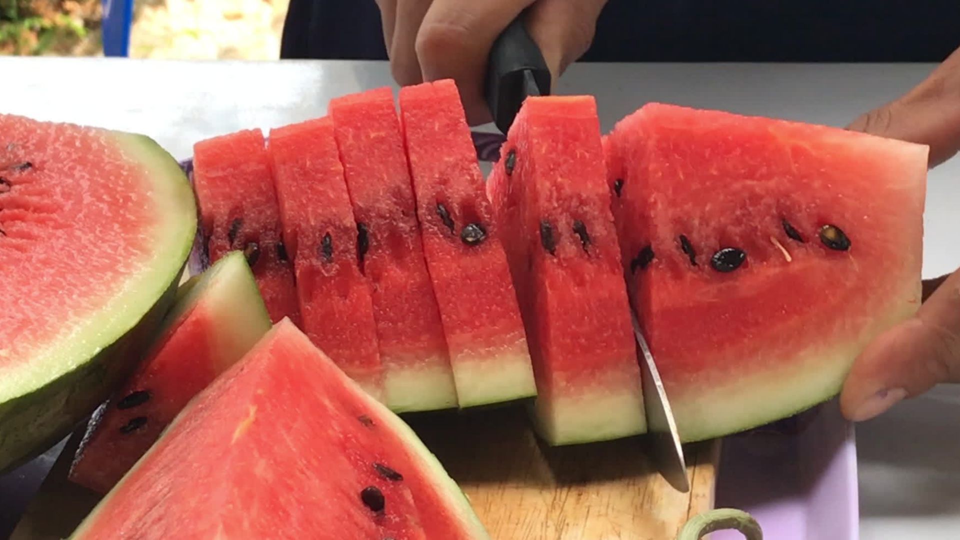 Video: Wassermelonenrand nicht wegschmeißen: So werden die Reste lecker verwertet