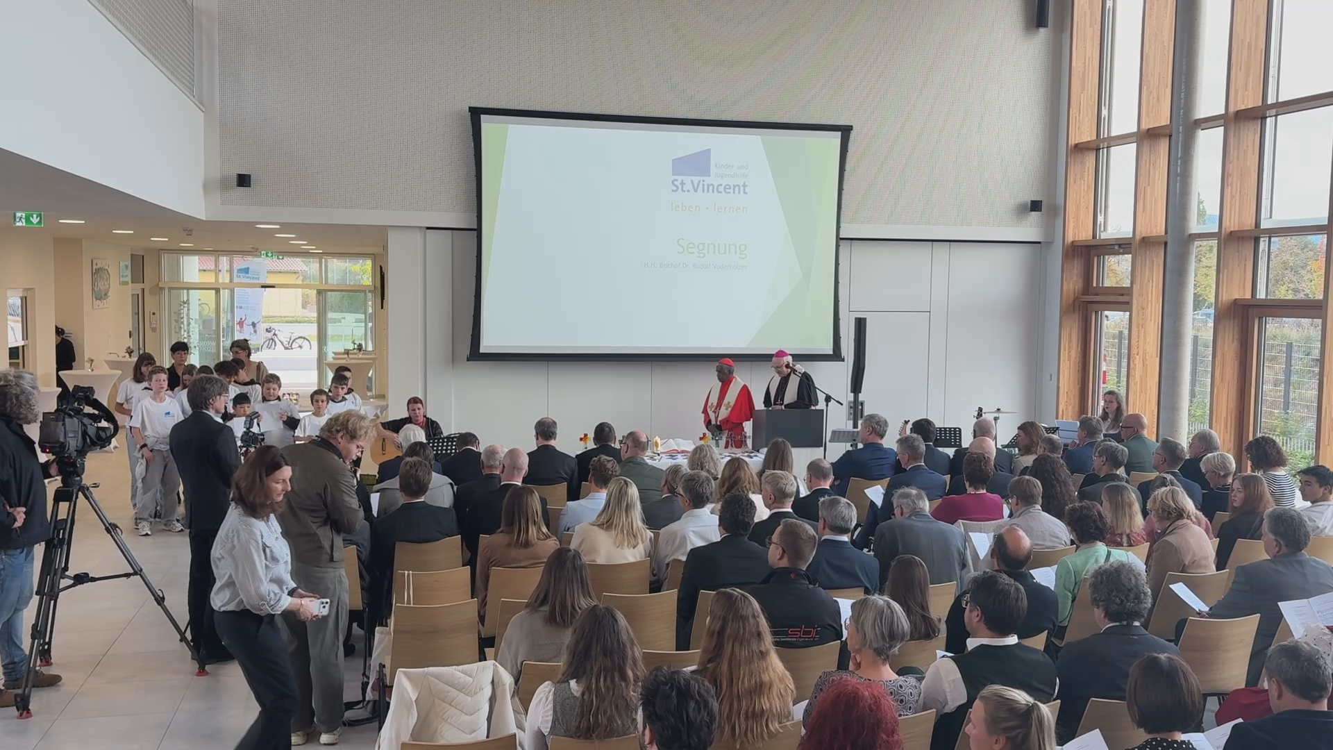 Video: 1. Söder und Voderholzer segnen neue St. Vincent-Schule in Neutraubling