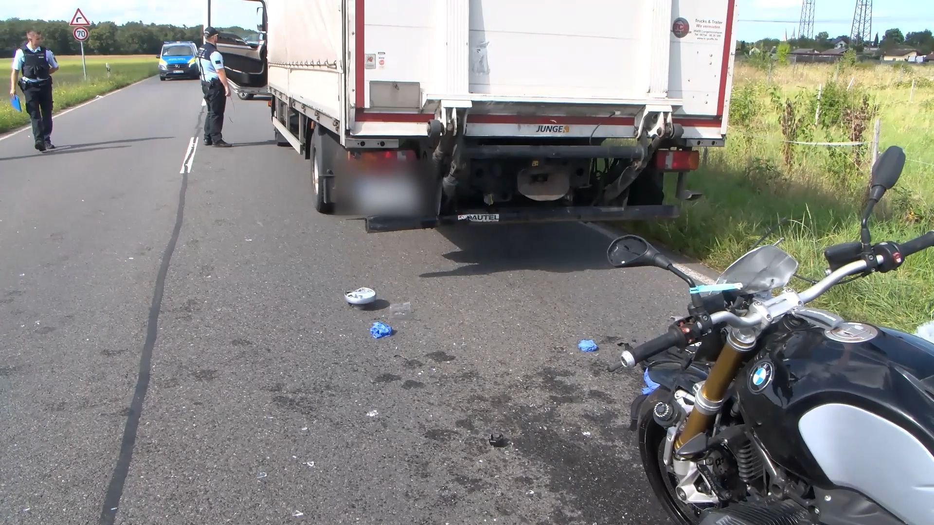 Motorradfahrer fährt auf Lkw auf und stirbt auf der L597 bei Mannheim
