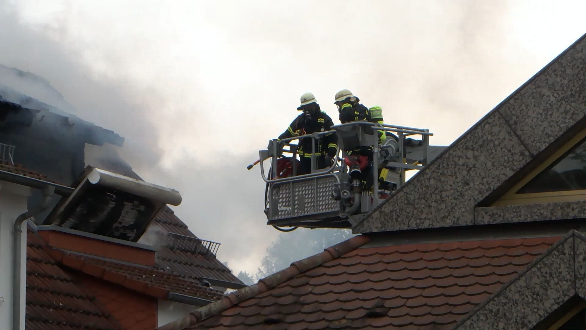 Tote Person bei Wohnungsbrand von der Feuerwehr geborgen