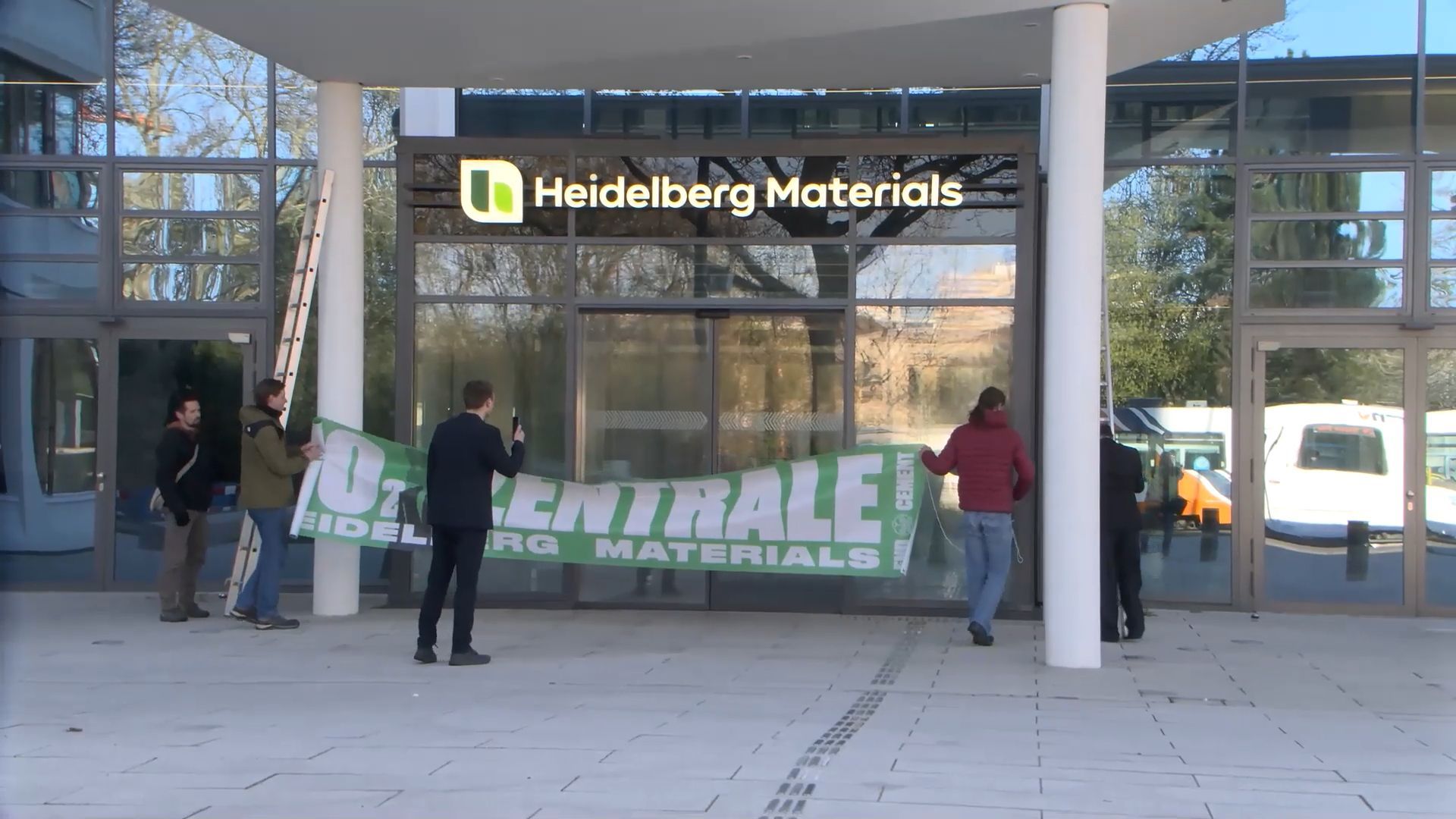 Video: Protest gegen CO₂-Emissionen von Heidelberg Materials: Aktivisten fordern Bauwende