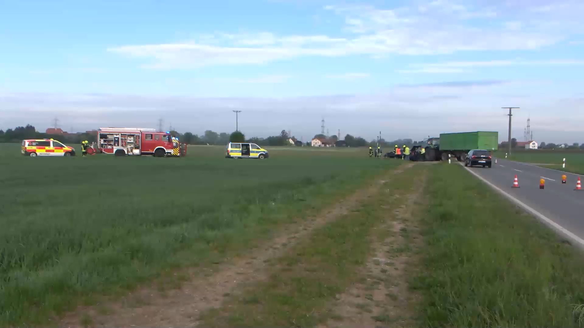 Video: Verkehrsunfall auf der K 4133 bei Heddesheim: Pkw prallt beim Überholen gegen abbiegenden Traktor