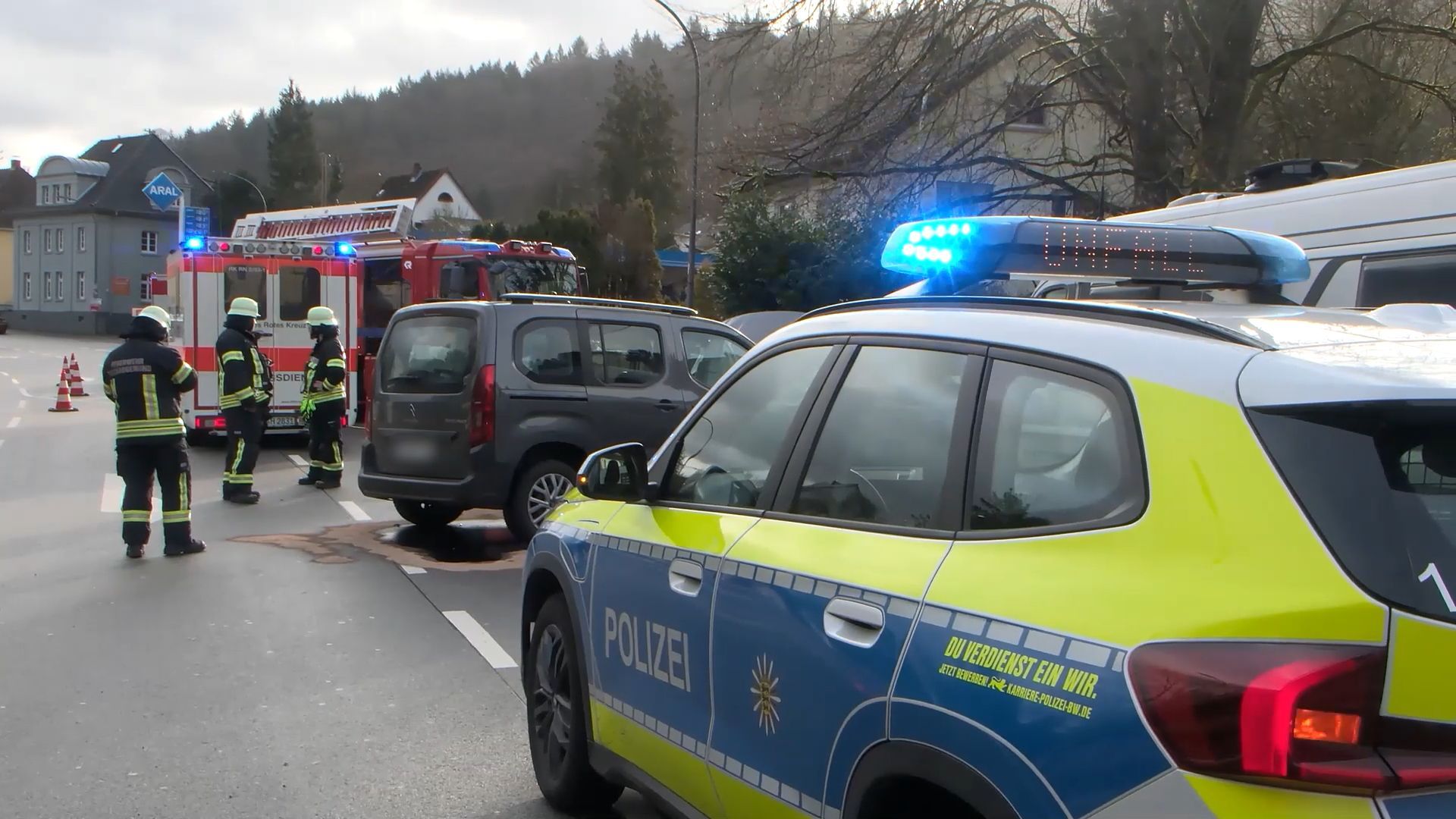 Video: Auto landet im Gegenverkehr – schwerer Unfall mit zwei Verletzten in Neckargemünd