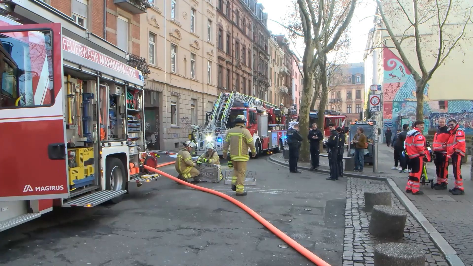 Video: Feuer im Mehrfamilienhaus: Rauchentwicklung sorgt für Einsatz der Feuerwehr Mannheim