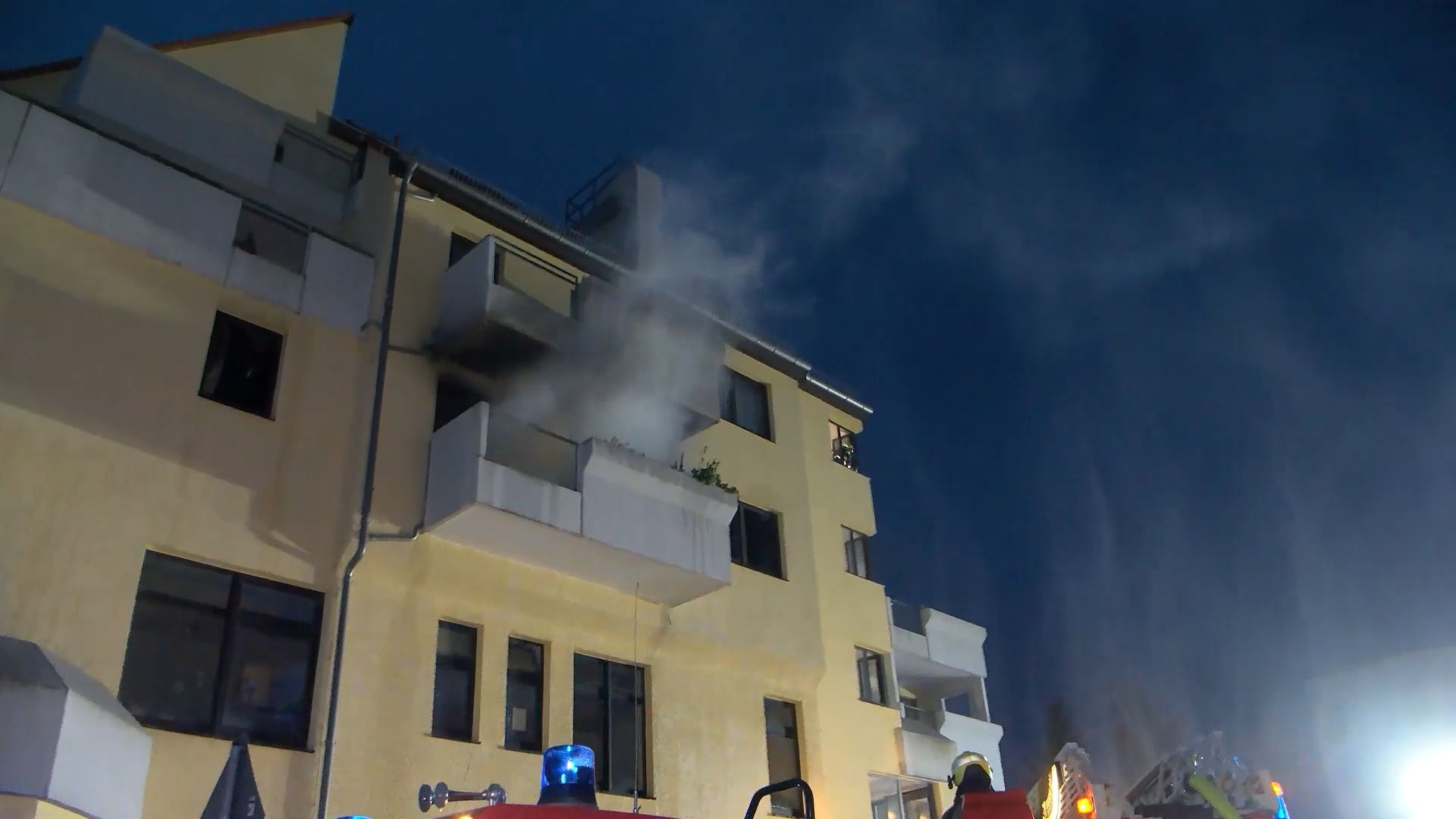 Video: Dramatischer Wohnungsbrand in Dossenheim: Bewohner mit Rauchgasvergiftung vom Balkon gerettet
