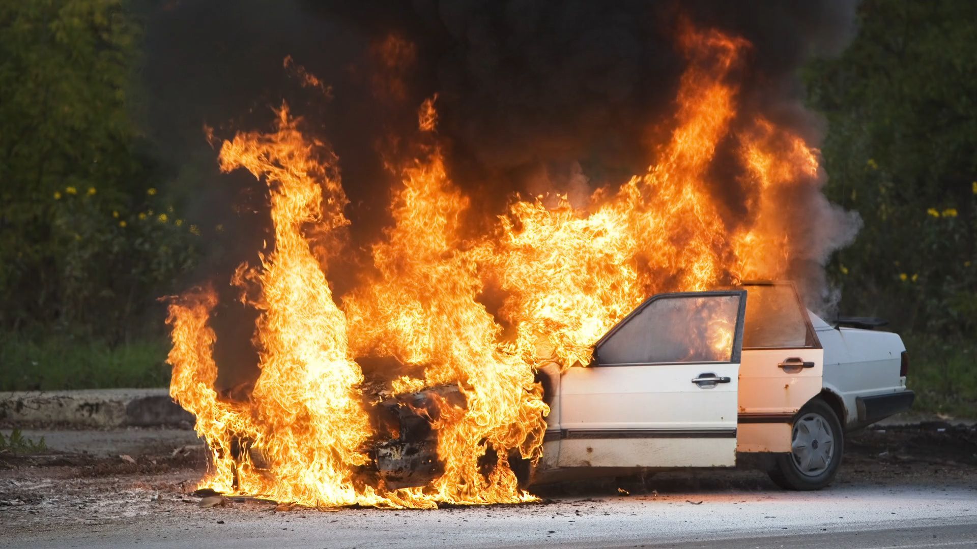 Zwei Menschen nach Unfall im Auto verbrannt