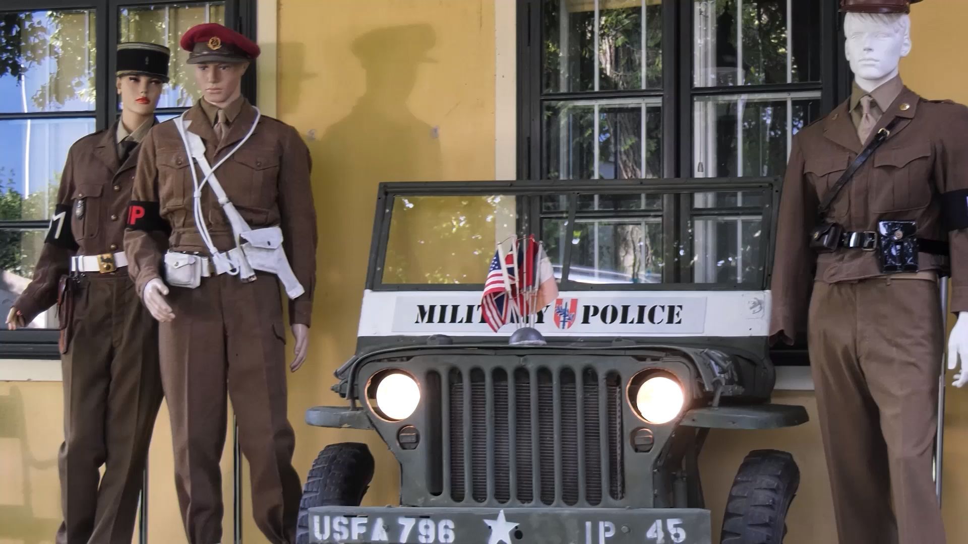 Video: Isolde und Wolfgang Engeljeringer - Uniformen und Starke Frauen