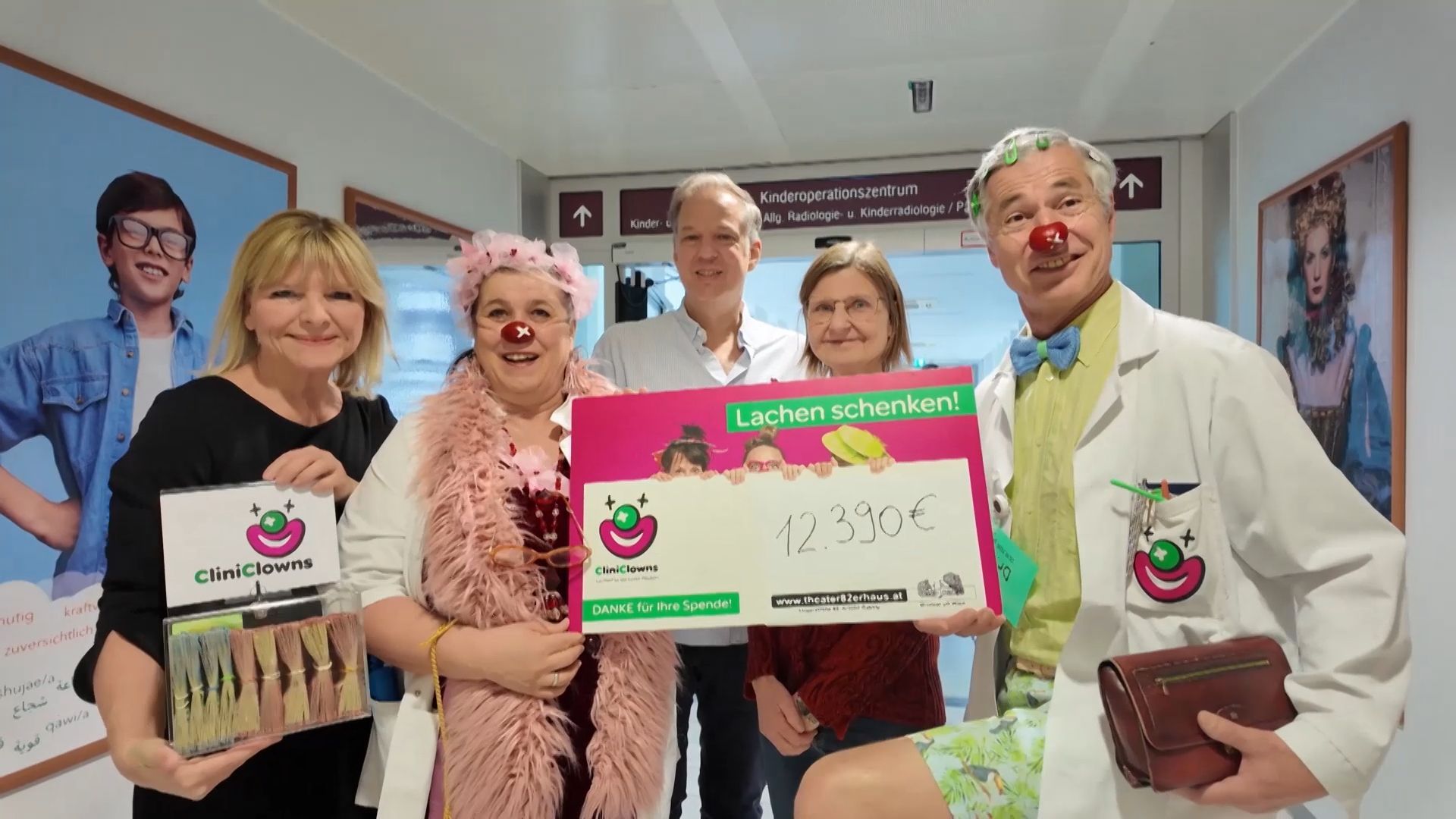 Video: Theater 82er Haus übergibt Spende an die CliniClowns in der Kinderklinik des AKH