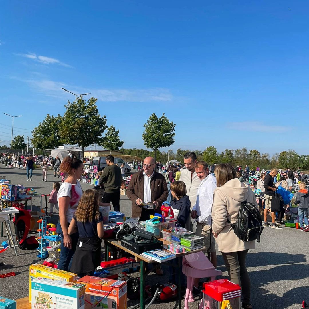Video: Traditioneller und beliebter Kinderflohmarkt lockte zahlreiche Käufer nach Deutsch-Wagram