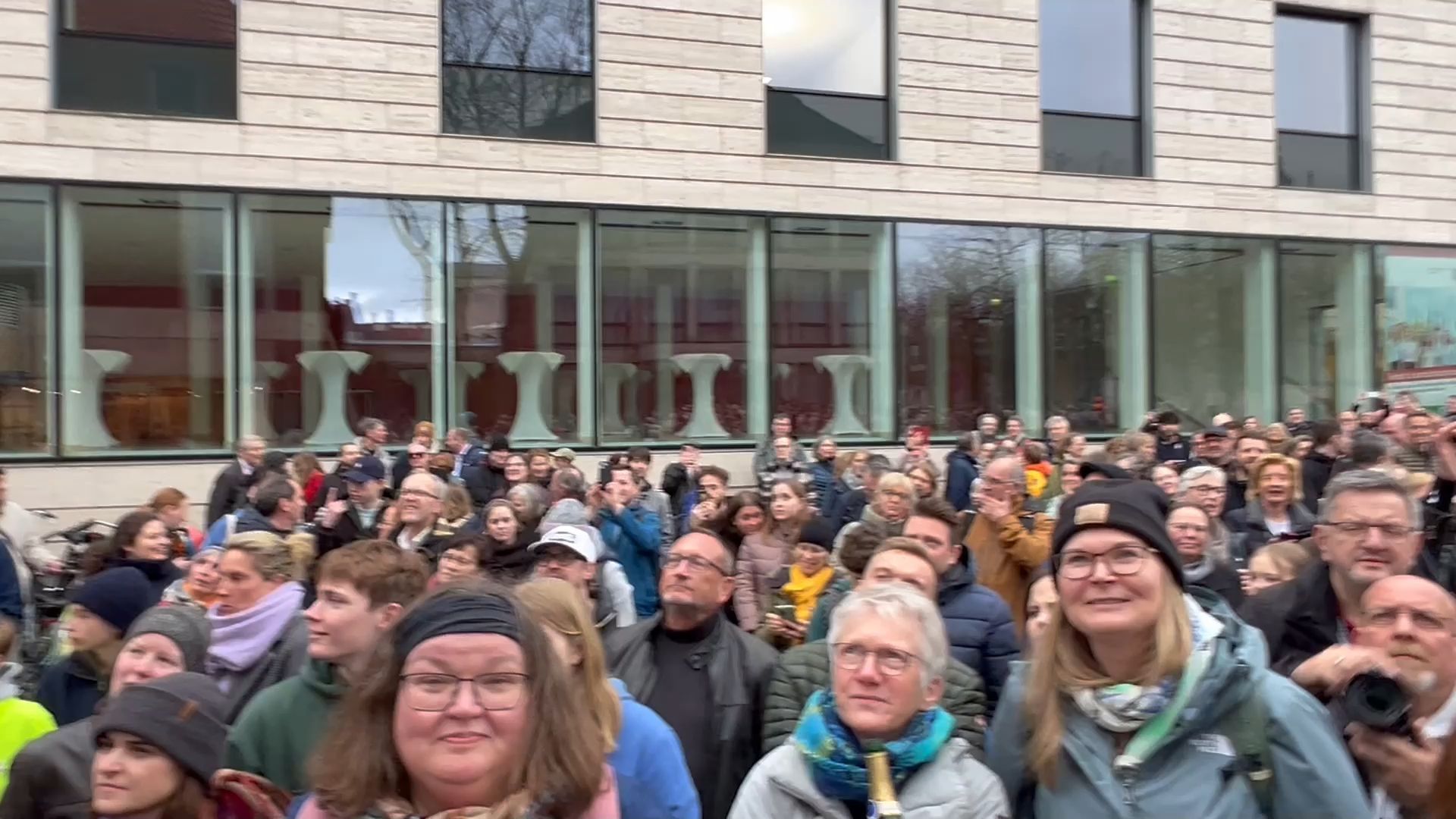 Kunstfans feiern den Schilderwechsel am Michaelisplatz