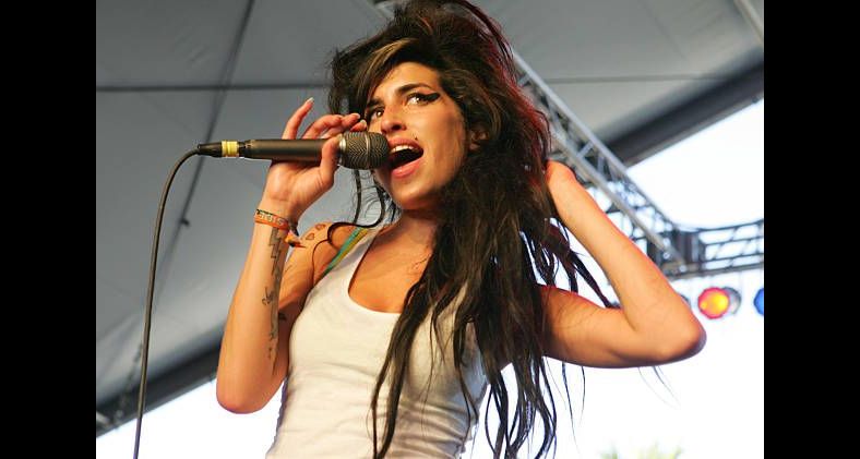 Kleid, das Amy Winehouse bei ihrer letzten Show trug, für 243.200 Dollar verkauft