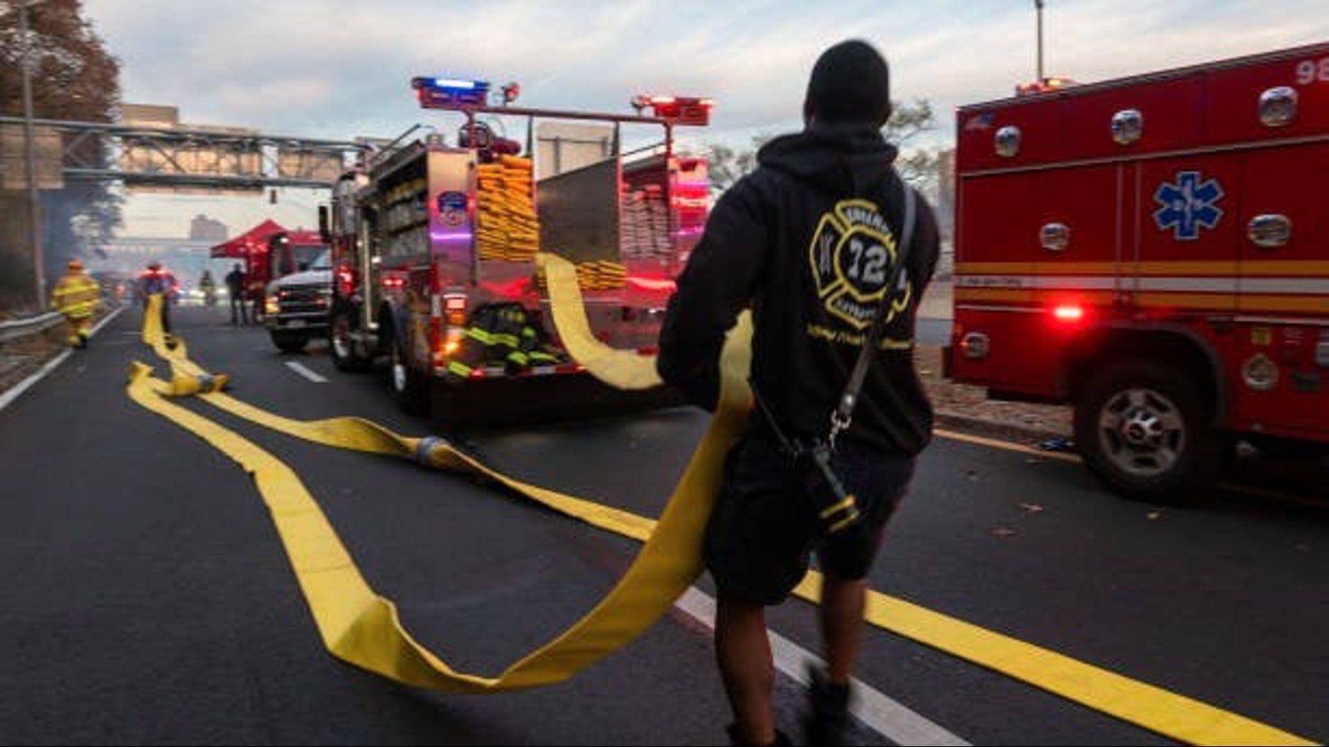Video: Feuerwehrleute in New Jersey machen Fortschritte bei der Eindämmung des Waldbrandes