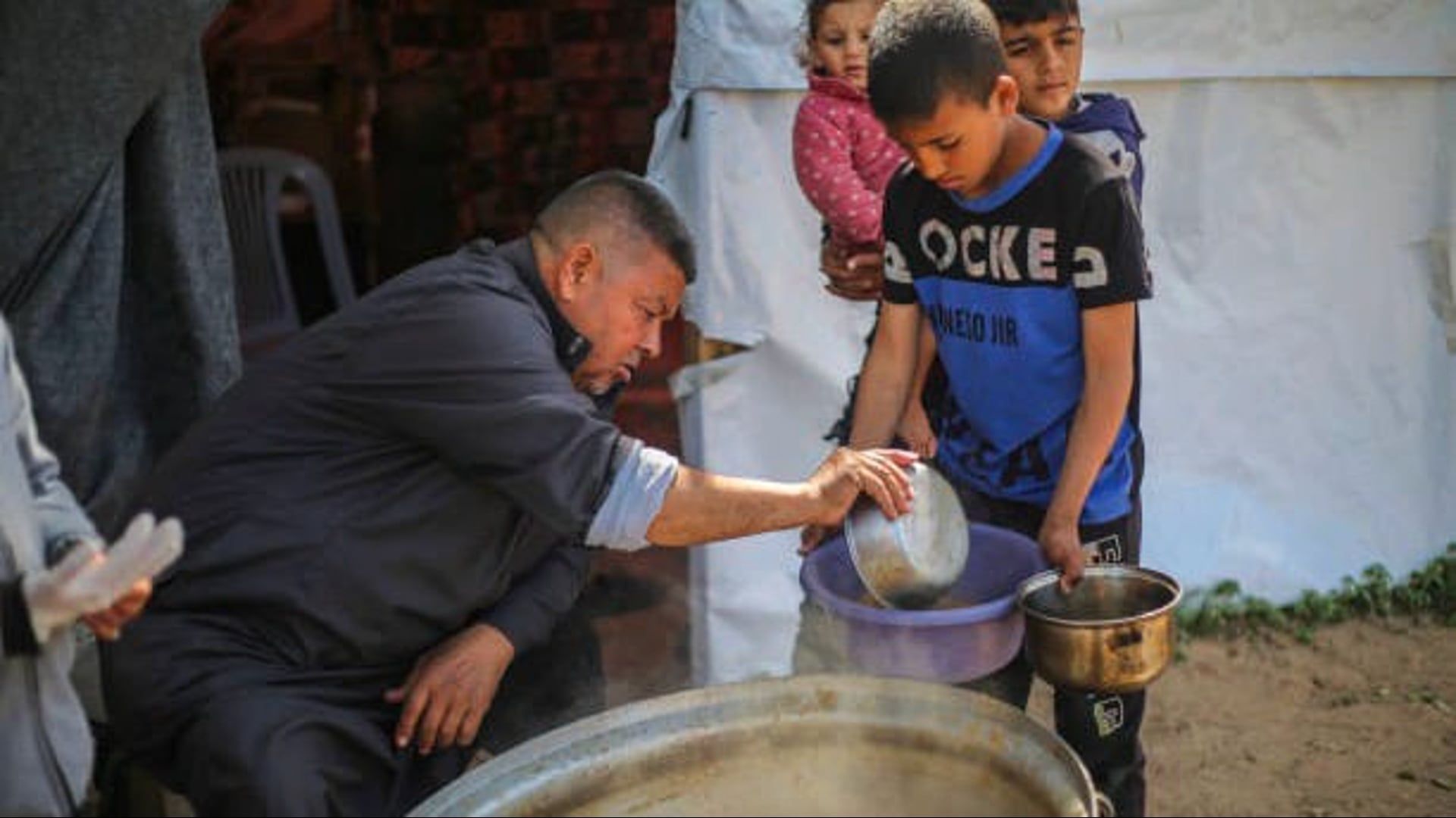 Gaza droht der Hungertod, da die israelische Blockade die Hilfslieferungen abwürgt