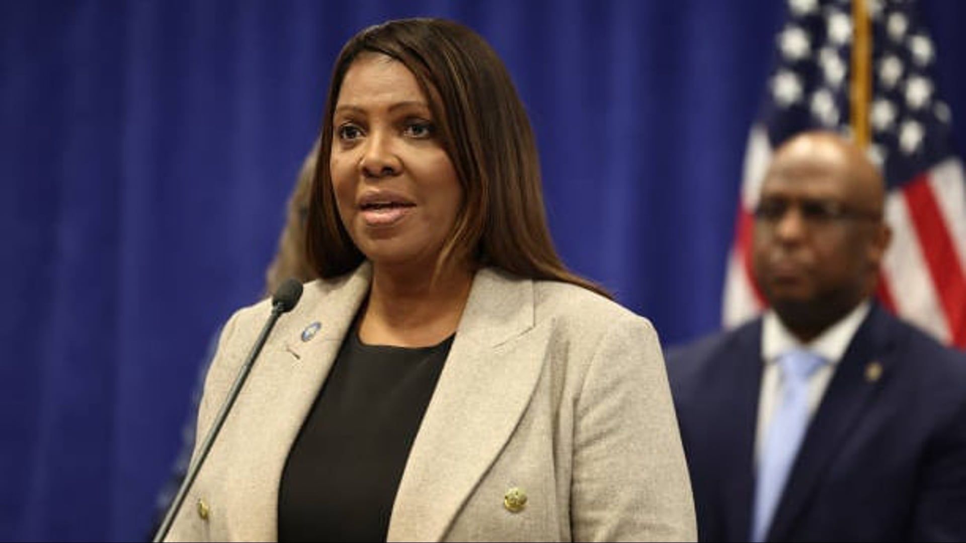 Video: New York-Generalstaatsanwältin Letitia James wegen mutmaßlichen Bankenbetrugs angeklagt