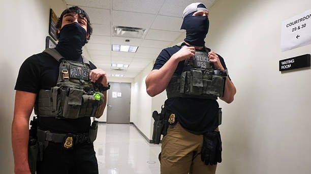 Video: Bar in Idaho bietet Freibier für Hinweise an ICE