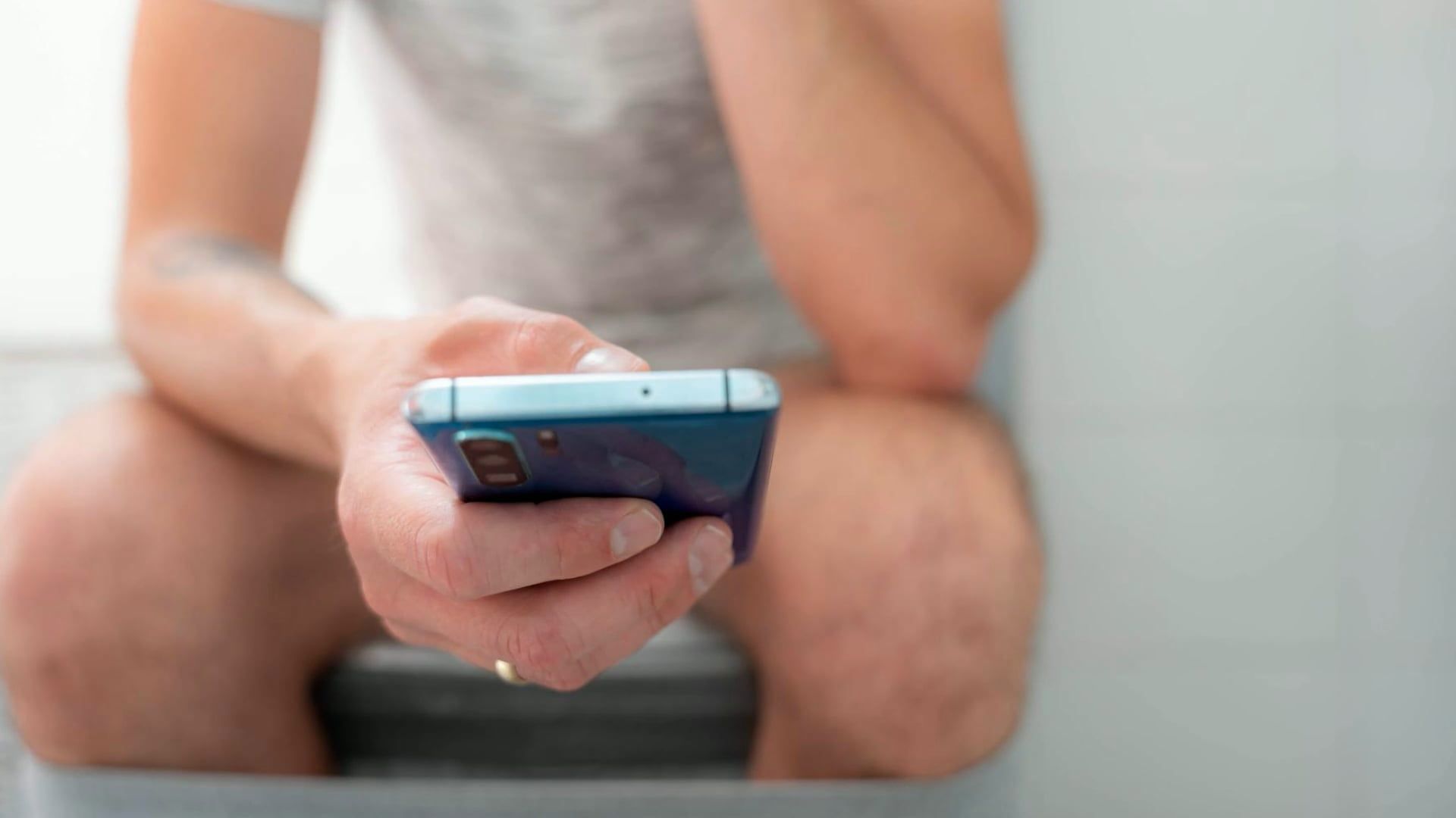 Warum Es Eine Schlechte Idee Ist, Das Smartphone Mit Ins Badezimmer Zu Nehmen