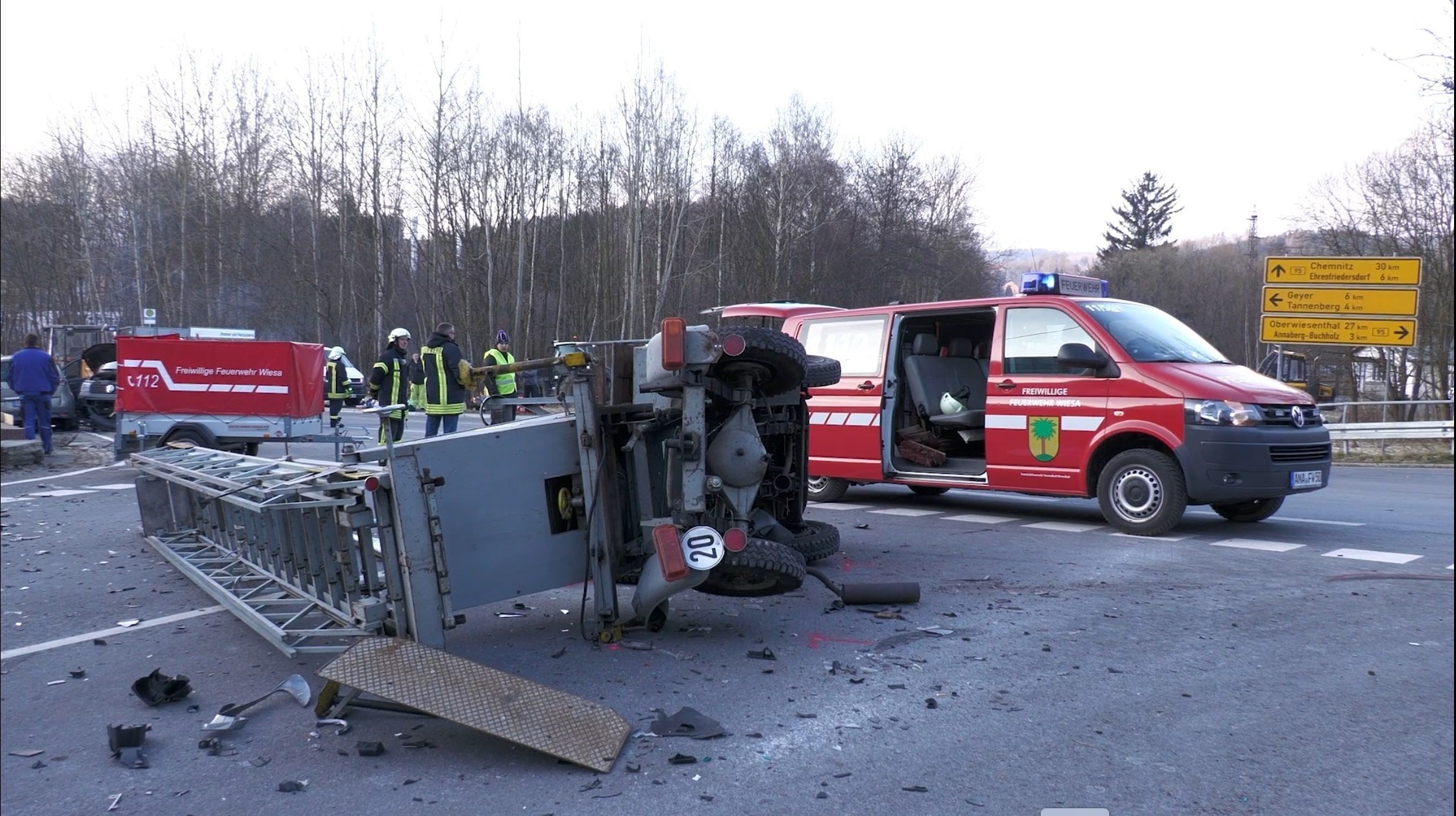 Schwerer Verkehrsunfall: PKW rast ungebremst in Bauernprotest
