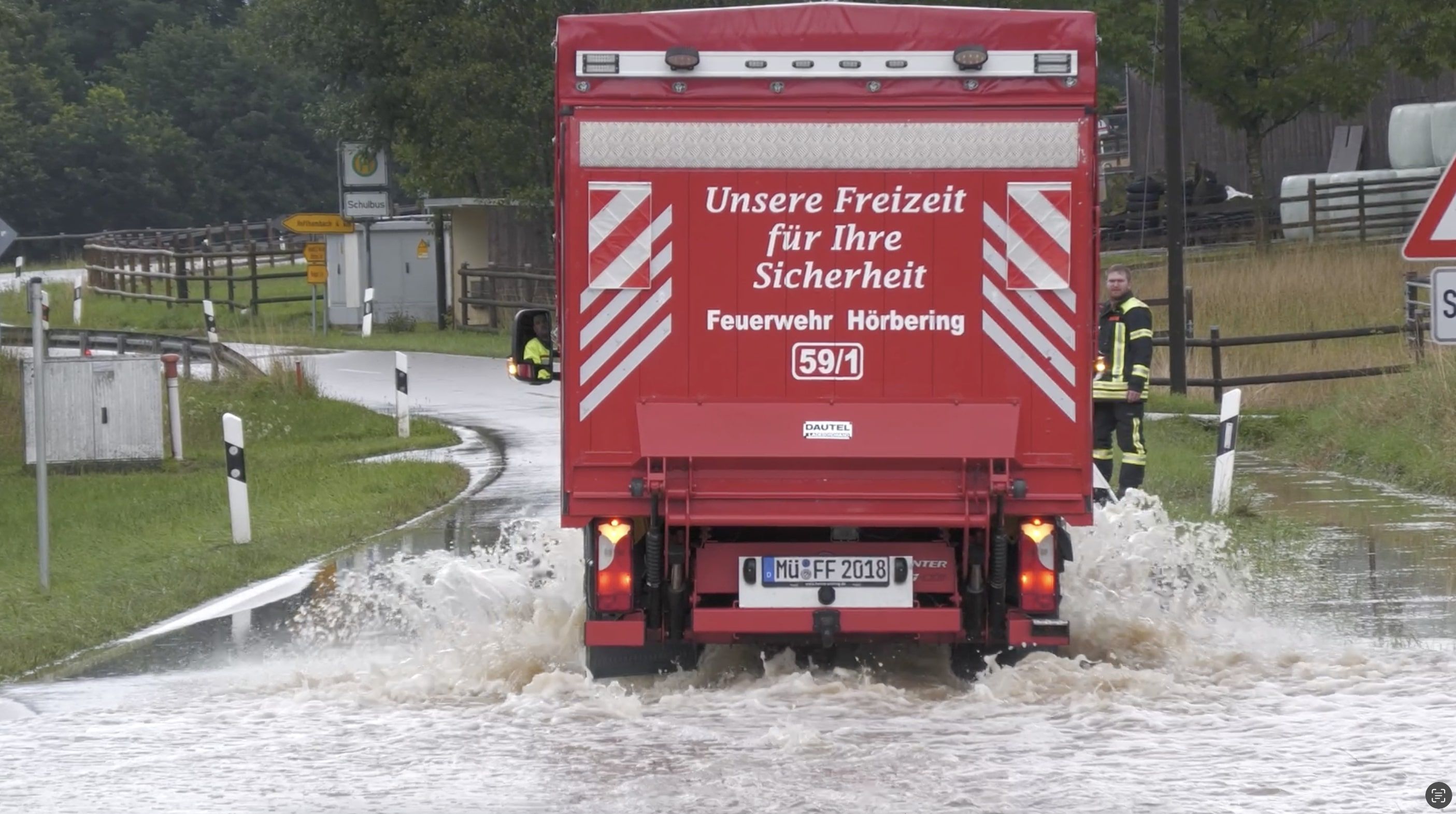 Video: Massive Überschwemmungen und Hochwasser in Niederbayern: Feuerwehrgerätehaus abgesoffen