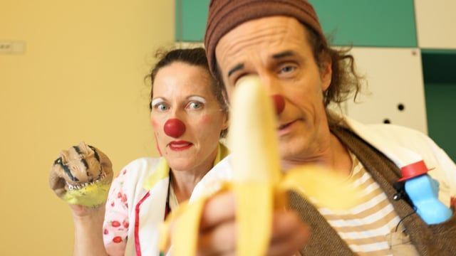 Клоун-доктора развеселяют детей в больницах