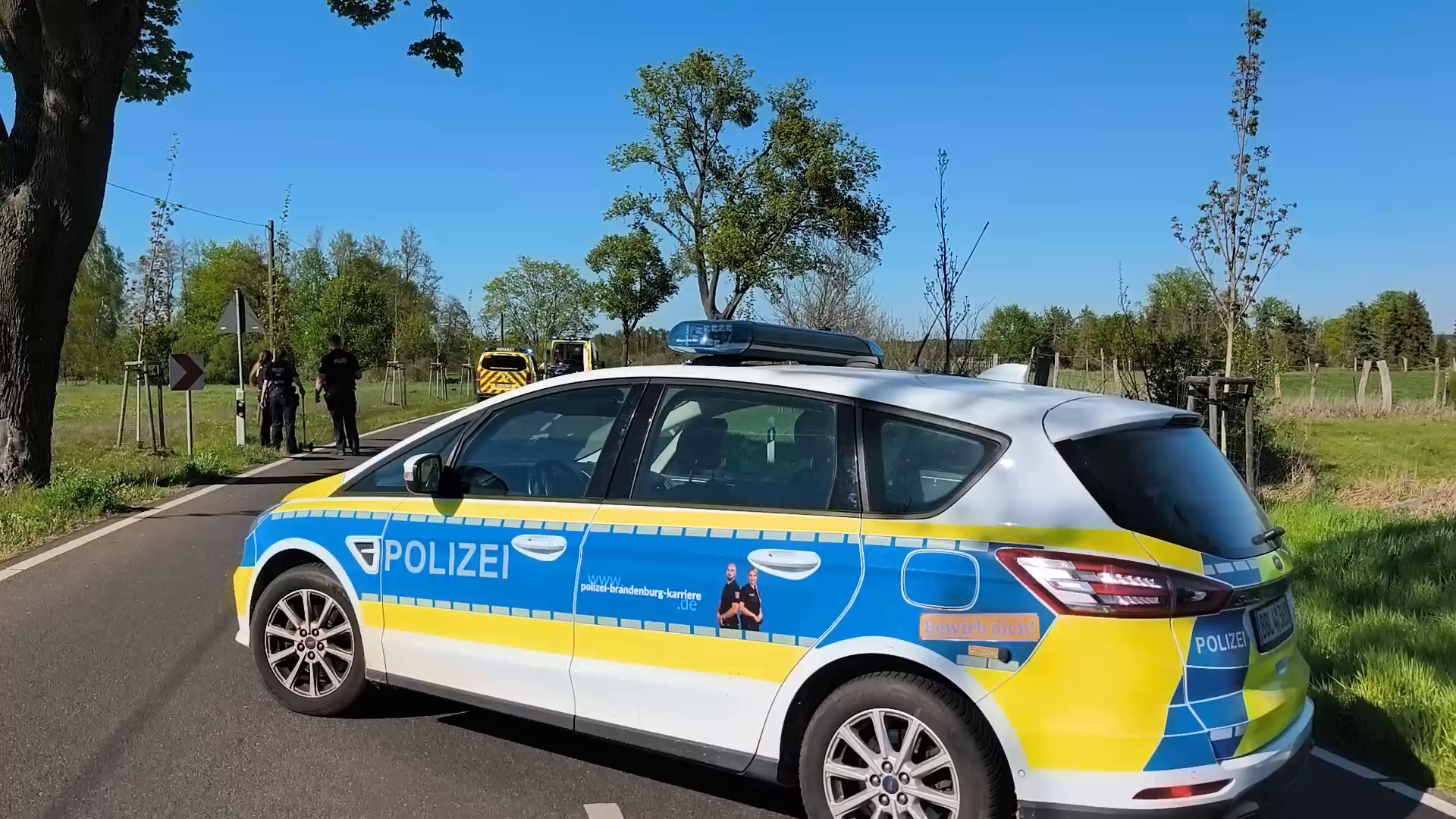 Video: Motorradfahrer verunglückt in Brandenburg mitten in einer Doppelkurve