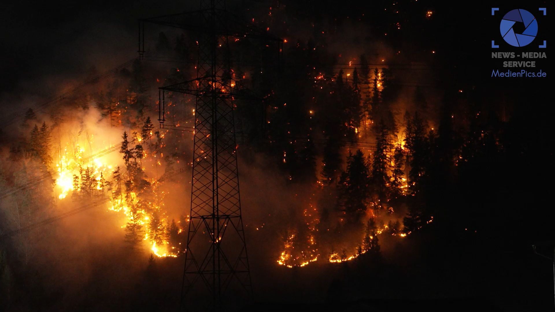 Flammeninferno breitet sich aus – Waldbrand in Tirol