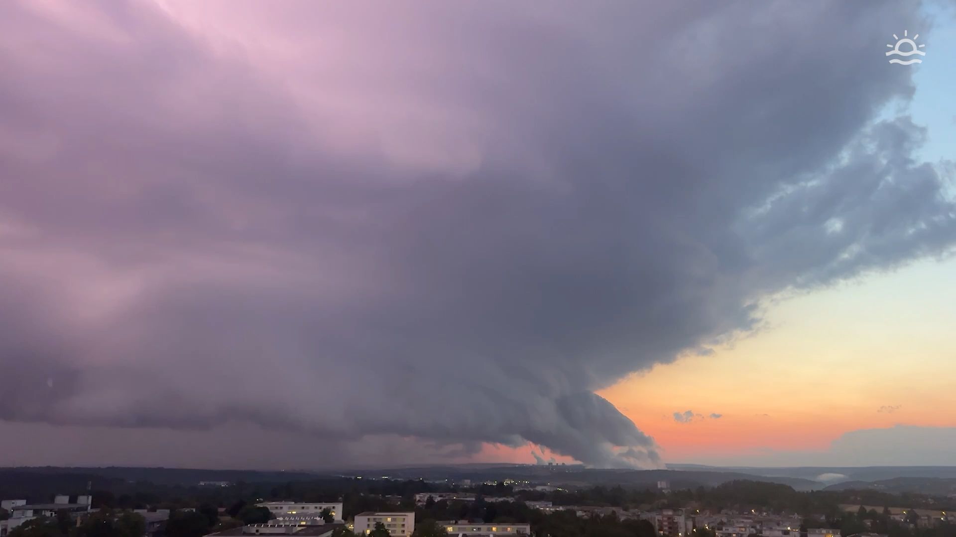 Video: Spektakuläre Superzelle: Wie ein UFO zieht ein Unwetter über den Süden hinweg