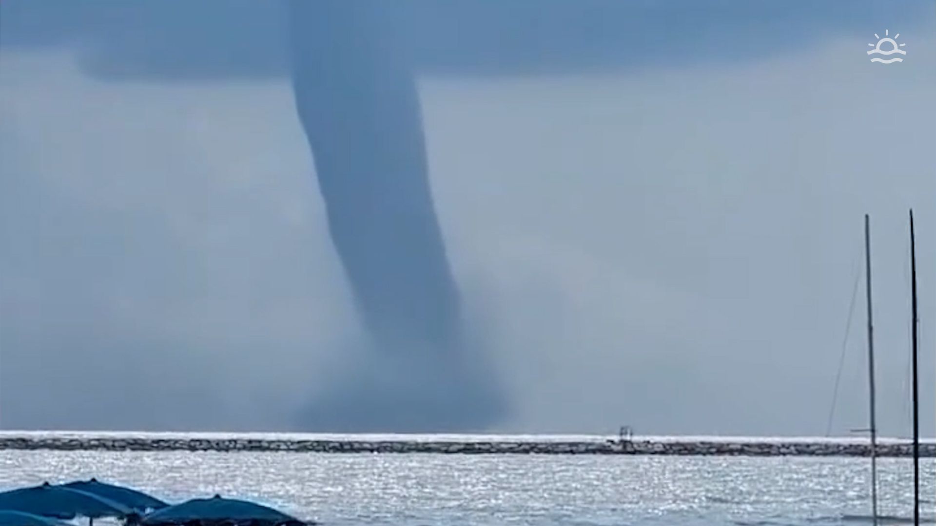 Video: Unwetter in Italien: Tornados und riesiger Hagel am Urlaubsstrand