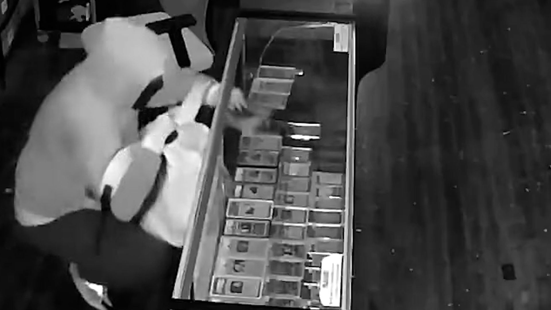 Video: Dieb stiehlt Pokémon-Karten im Wert von über 92.000 Euro