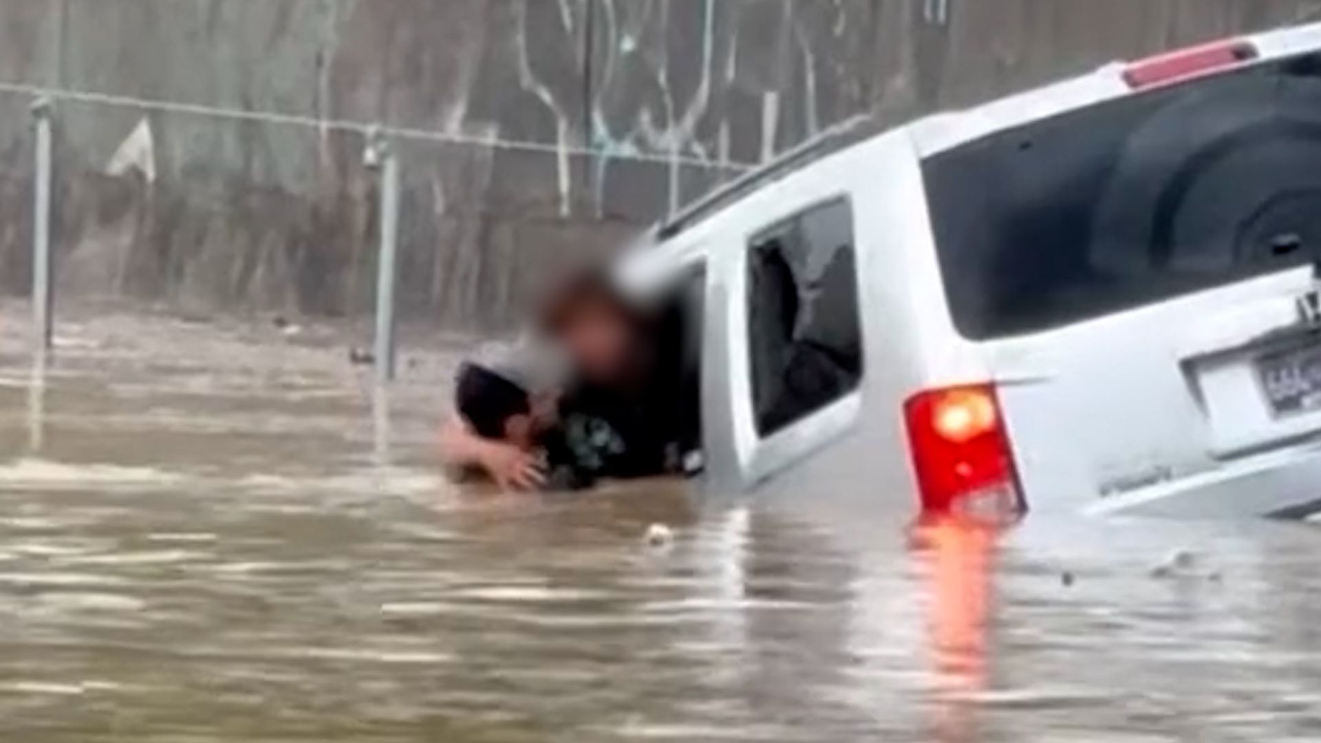 Video: Mann rettet eingeklemmten Fahrer durch Einschlagen der Fahrzeugscheibe