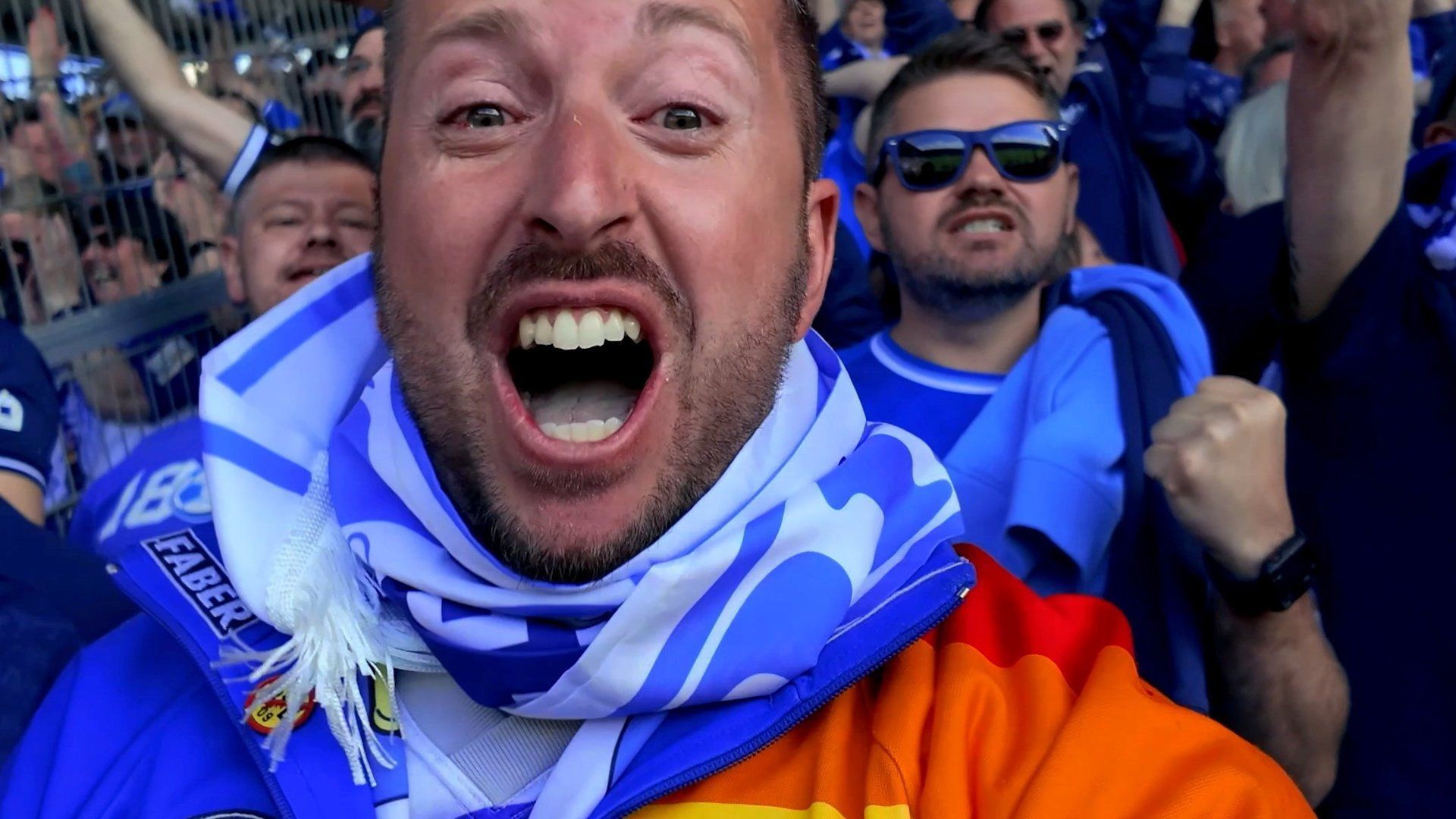Video: „Genervter“ Fußballfan kehrt Man United den Rücken und kauft Saisonkarte für deutschen Verein
