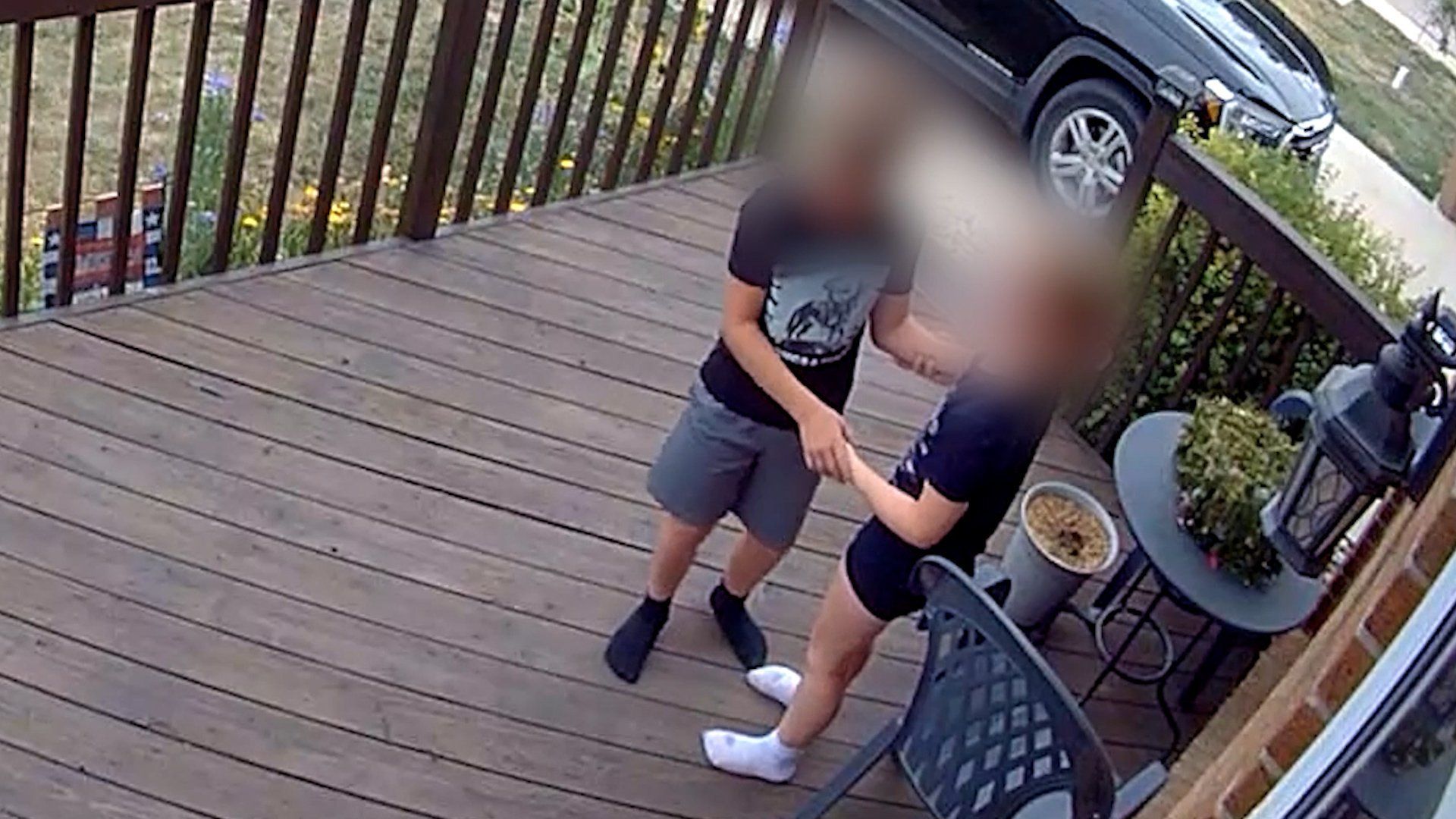 Video: Türklingelkamera hält den Moment fest, in dem Geschwister durch schnelles Handeln das Leben ihrer Mutter retteten