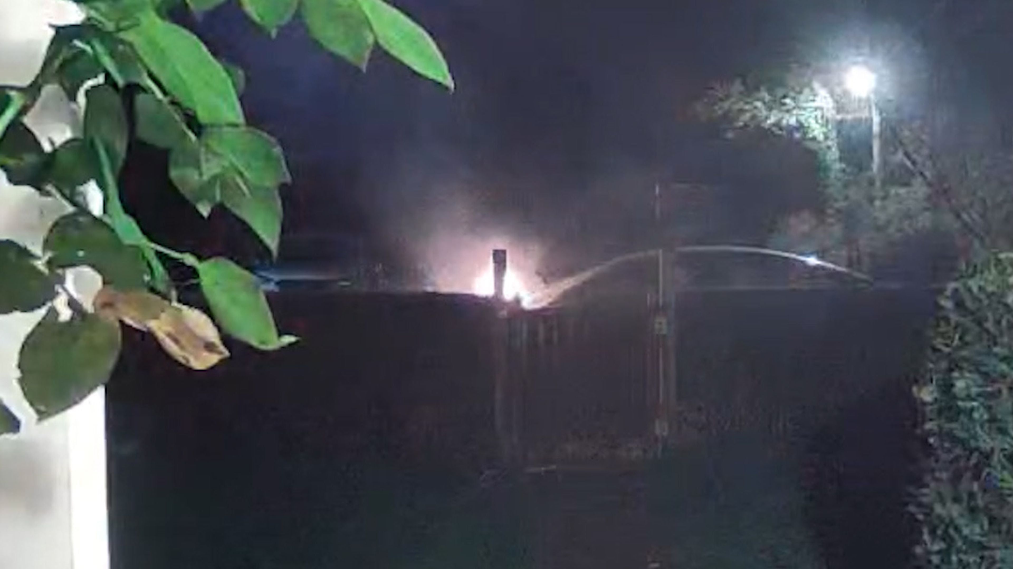 Video: Geparkter Tesla explodiert in gewaltiger Detonation