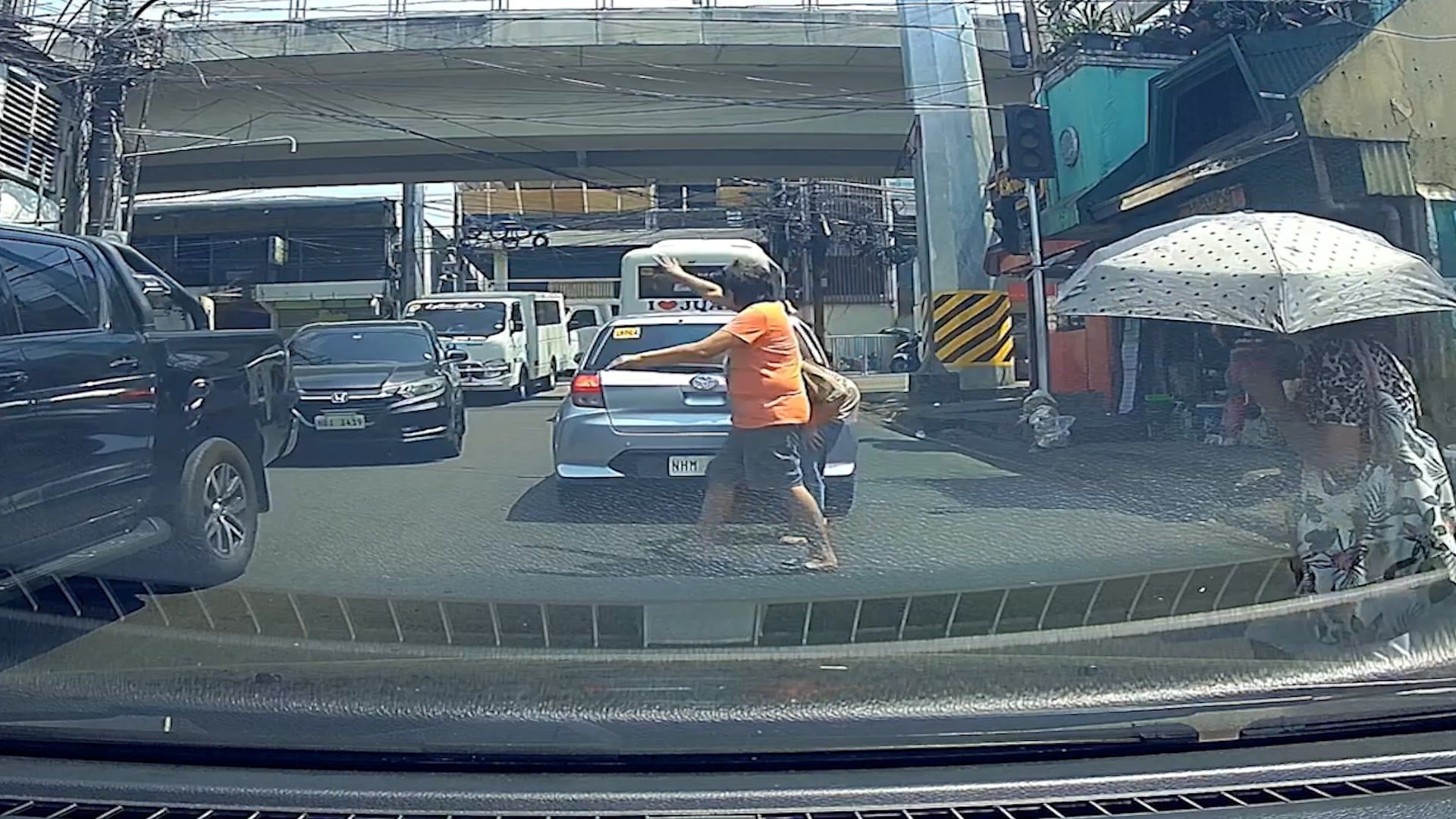 Video: Hilfsbereiter Autofahrer hilft Großvater beim Überqueren der Straße