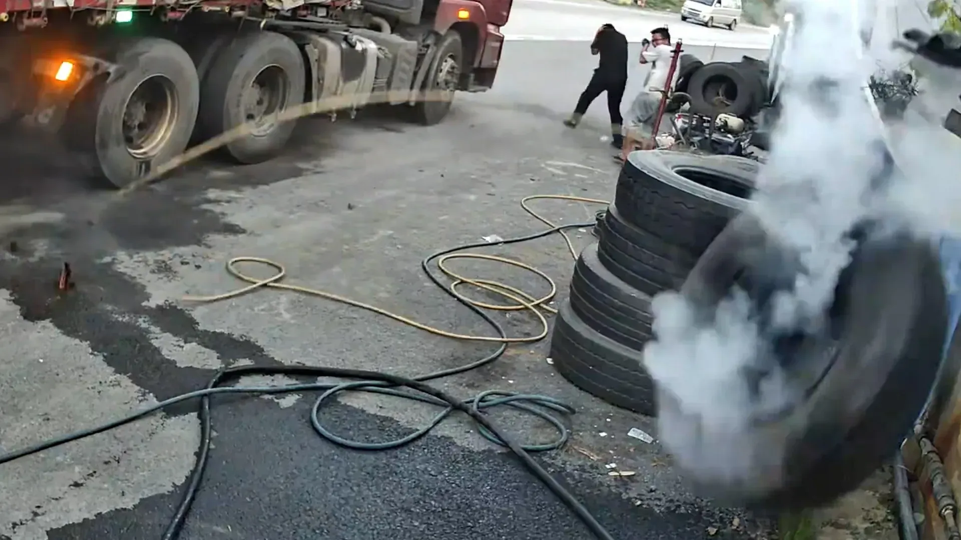 Video: Lkw-Reifen explodiert plötzlich beim Aufpumpen in einer Autowerkstatt