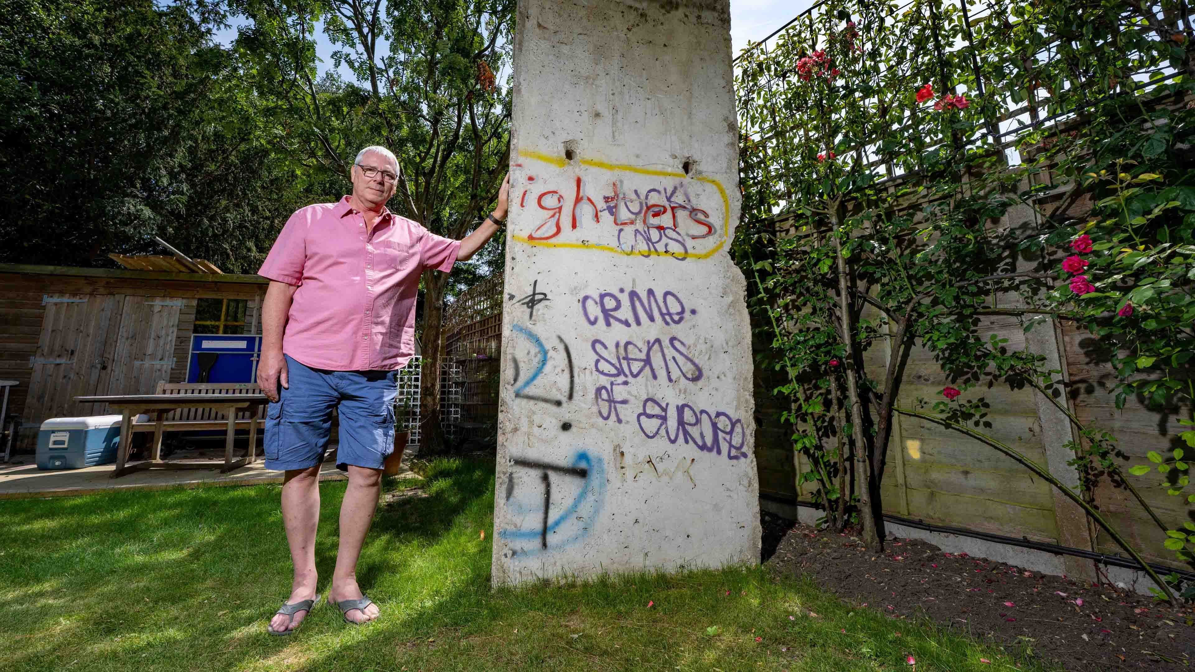 Video: Mann, der ein Stück der Berliner Mauer in seinem Garten aufgestellt hat, wird wegen möglichen Verstoßes gegen das Baurecht untersucht