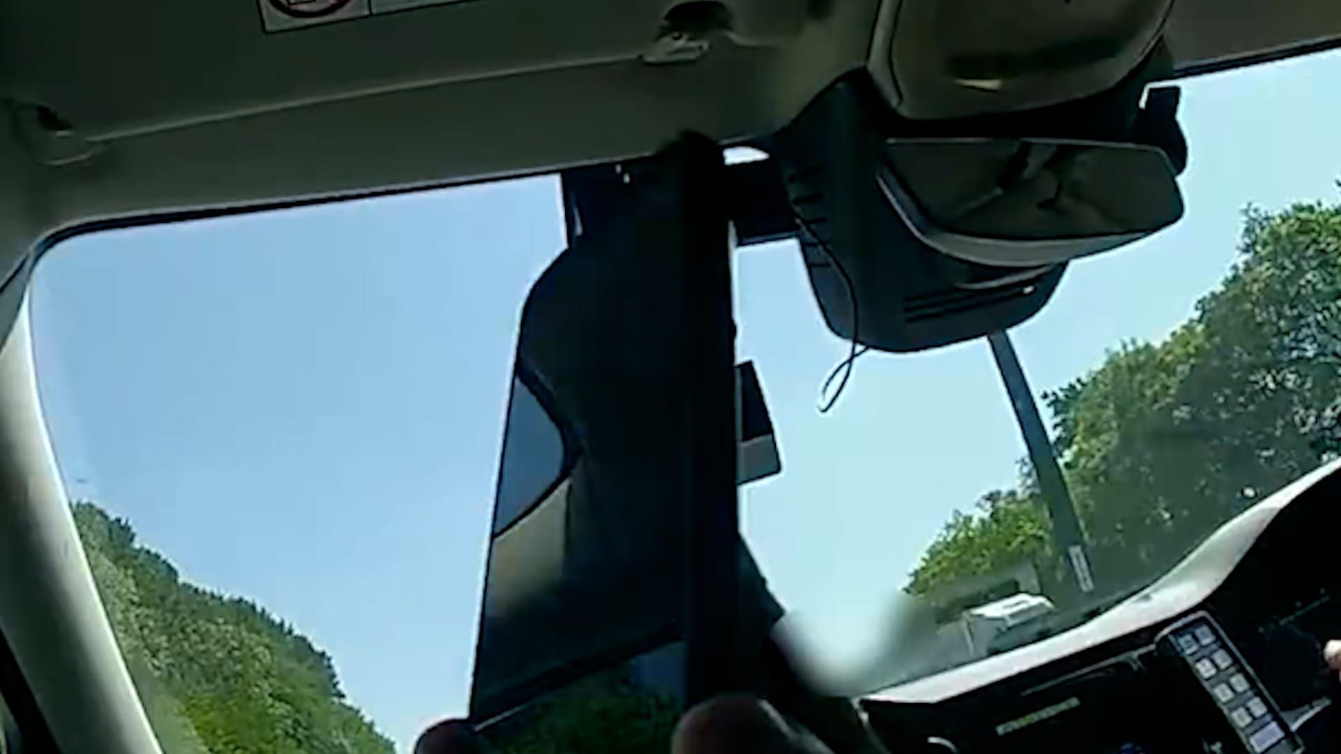 Video: Lustiger Moment: Die Polizei ruft den ahnungslosen Fahrer eines Lieferwagens an, der ihnen auf der Autobahn den Weg versperrt