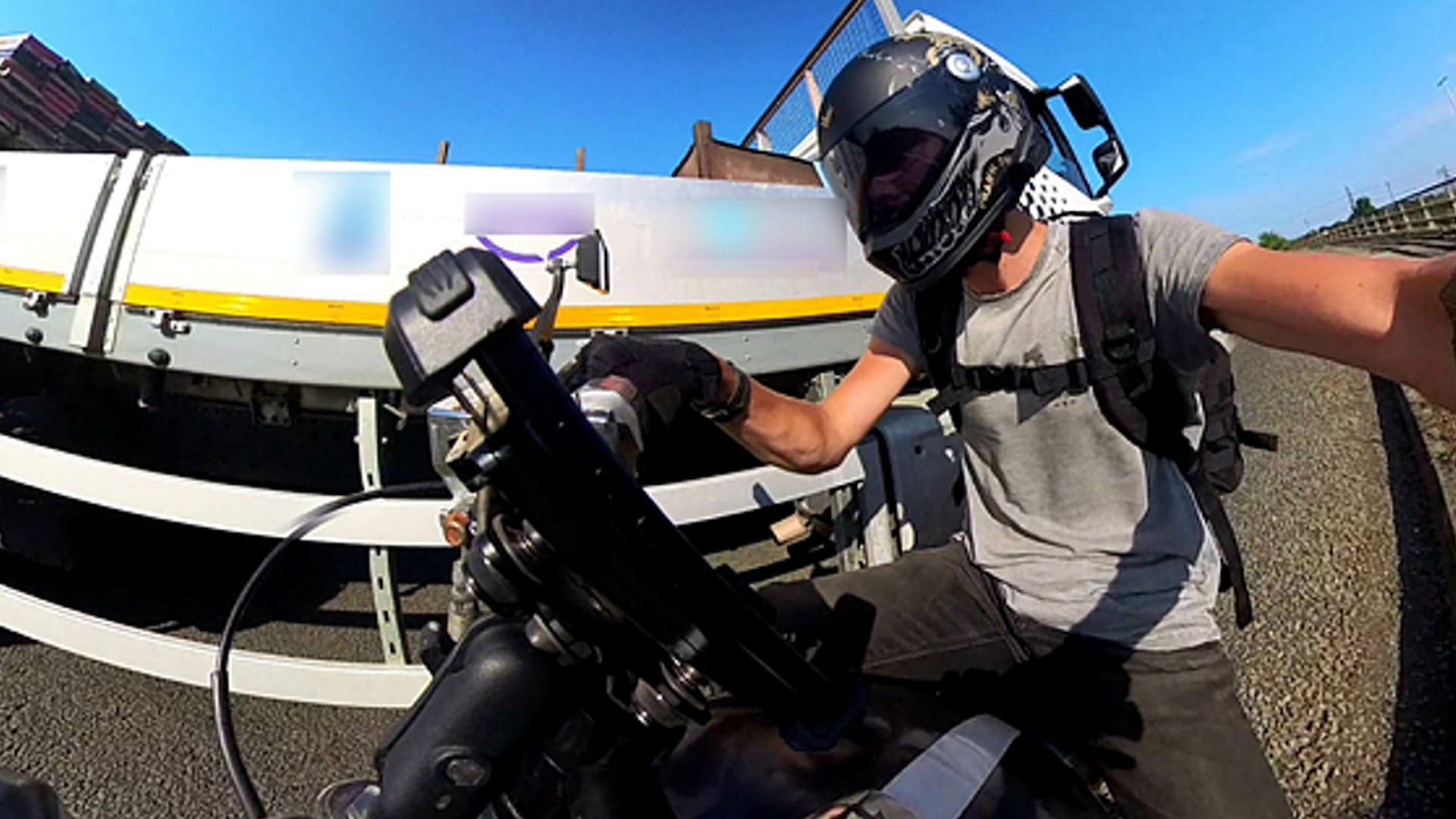 Video: Motorradfahrer entgeht knapp Frontalzusammenstoß mit entgegenkommendem Lkw